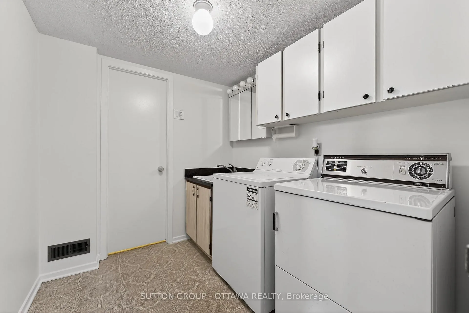 Photo 37 of 1595 Schouten Drive, Ottawa, Bilberry Creek/Queenswood Heights — HOMEH