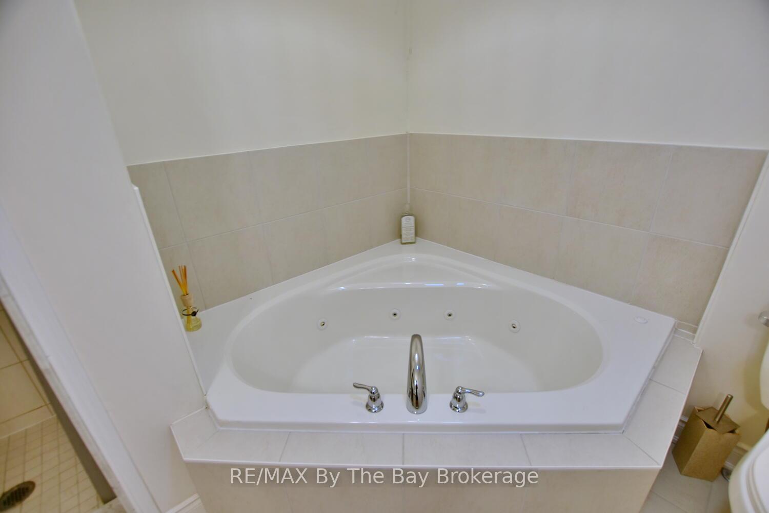 Photo 23 of 62 Puccini Drive, Wasaga Beach — HOMEH