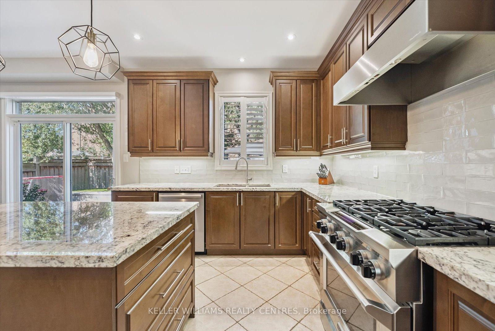 Photo 13 of 72 Pointon Street, Aurora, Bayview Northeast — HOMEH