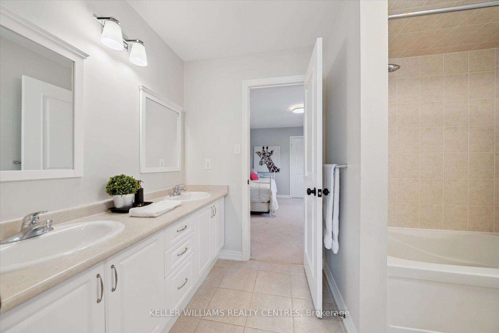 Photo 22 of 72 Pointon Street, Aurora, Bayview Northeast — HOMEH