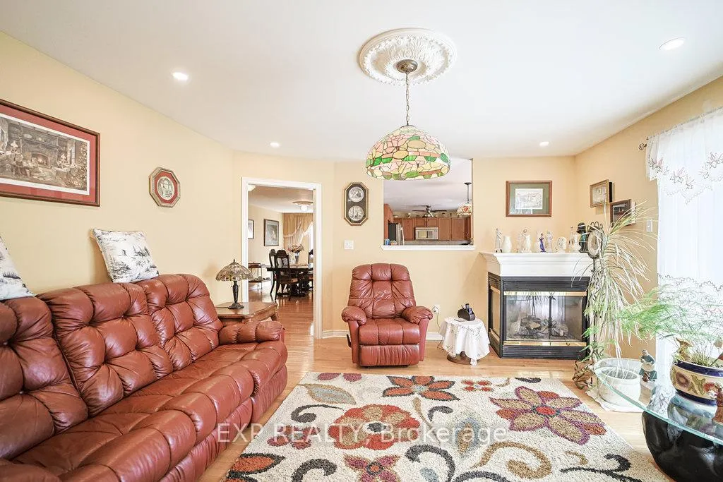 Photo 8 of 27 Green Pine Crescent, Wasaga Beach — HOMEH
