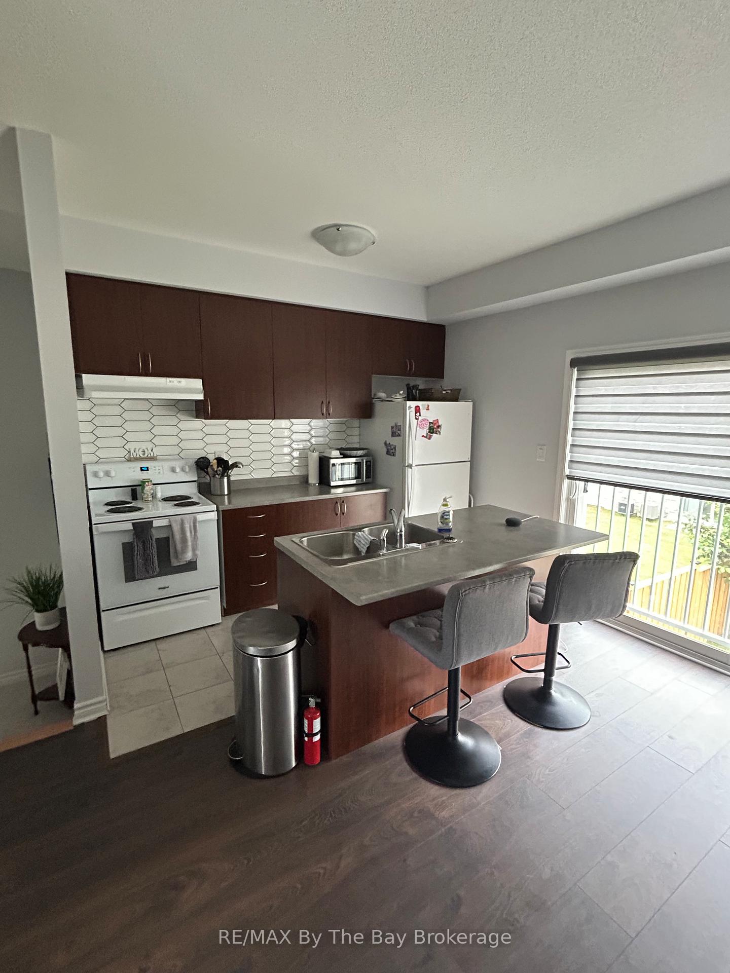Photo 4 of 28 High Tide Drive, Wasaga Beach — HOMEH