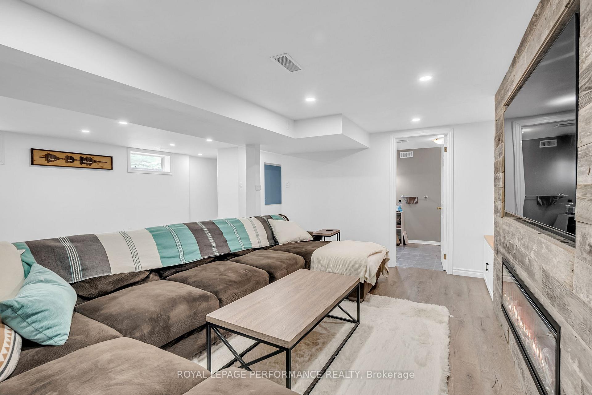 Photo 25 of 11 Evergreen Drive, Ottawa, Lynwood Village — HOMEH