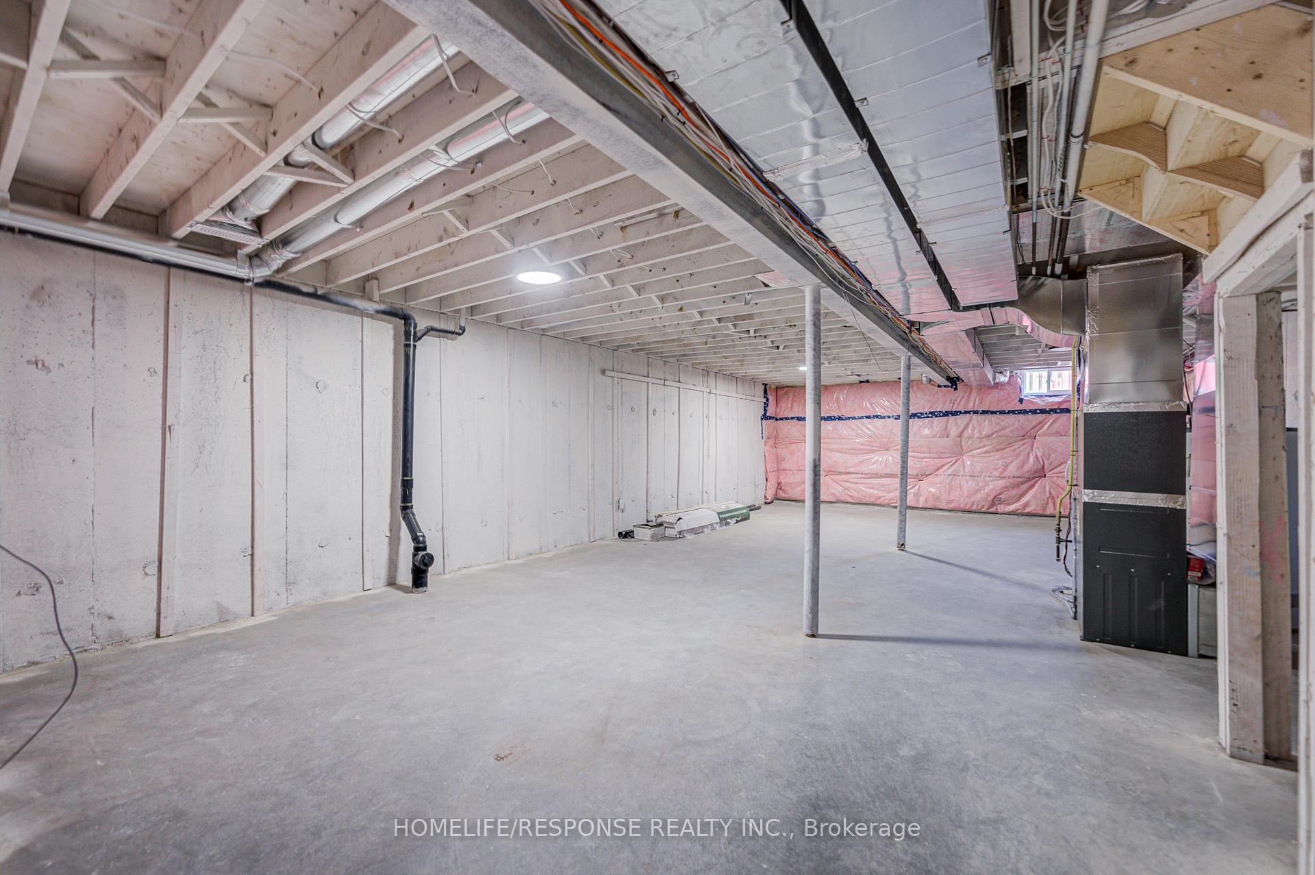 Photo 33 of 49 Kale Crescent, Vaughan, Maple — HOMEH