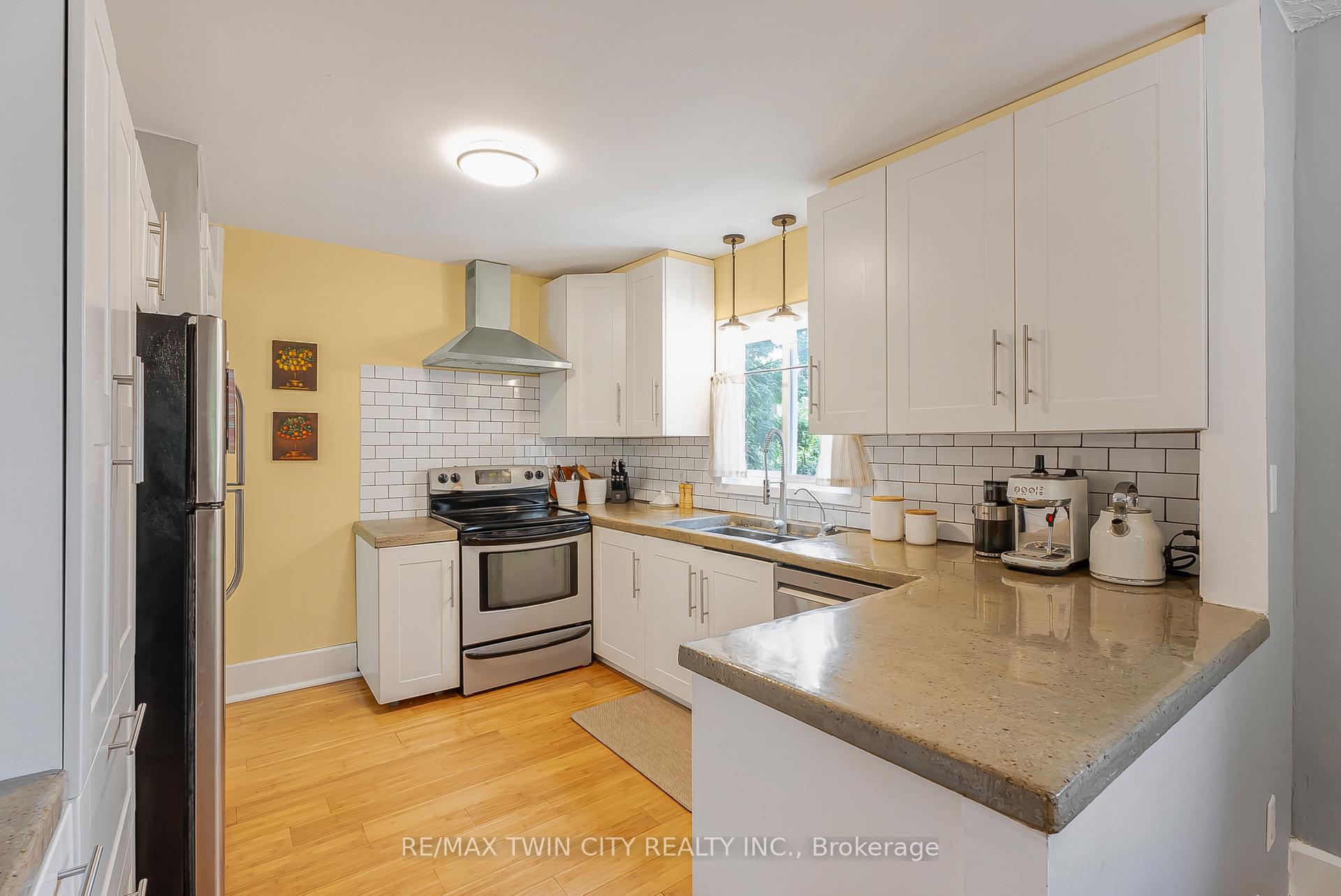 Photo 3 of 35 Moore Avenue N, Waterloo — HOMEH