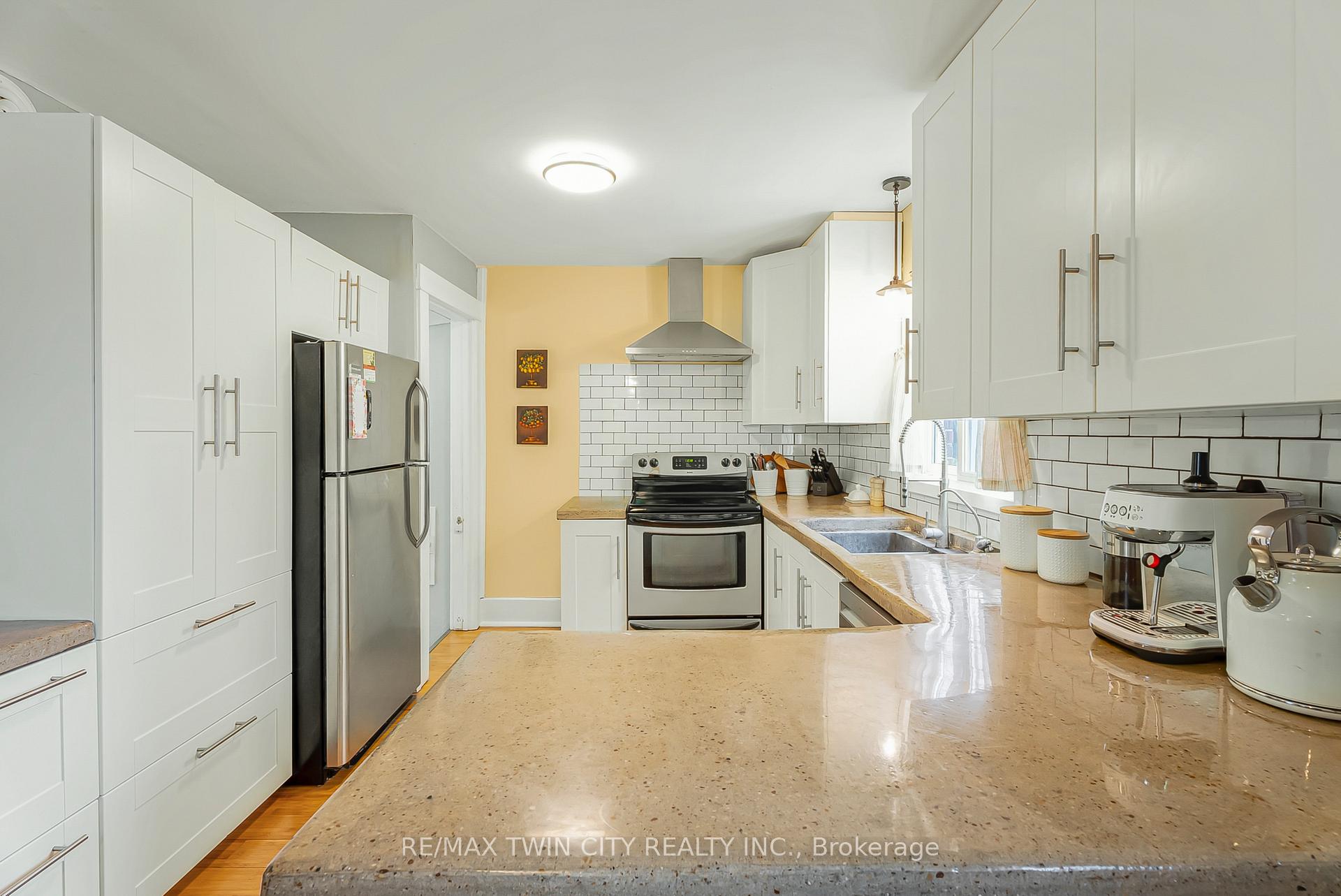 Photo 4 of 35 Moore Avenue N, Waterloo — HOMEH