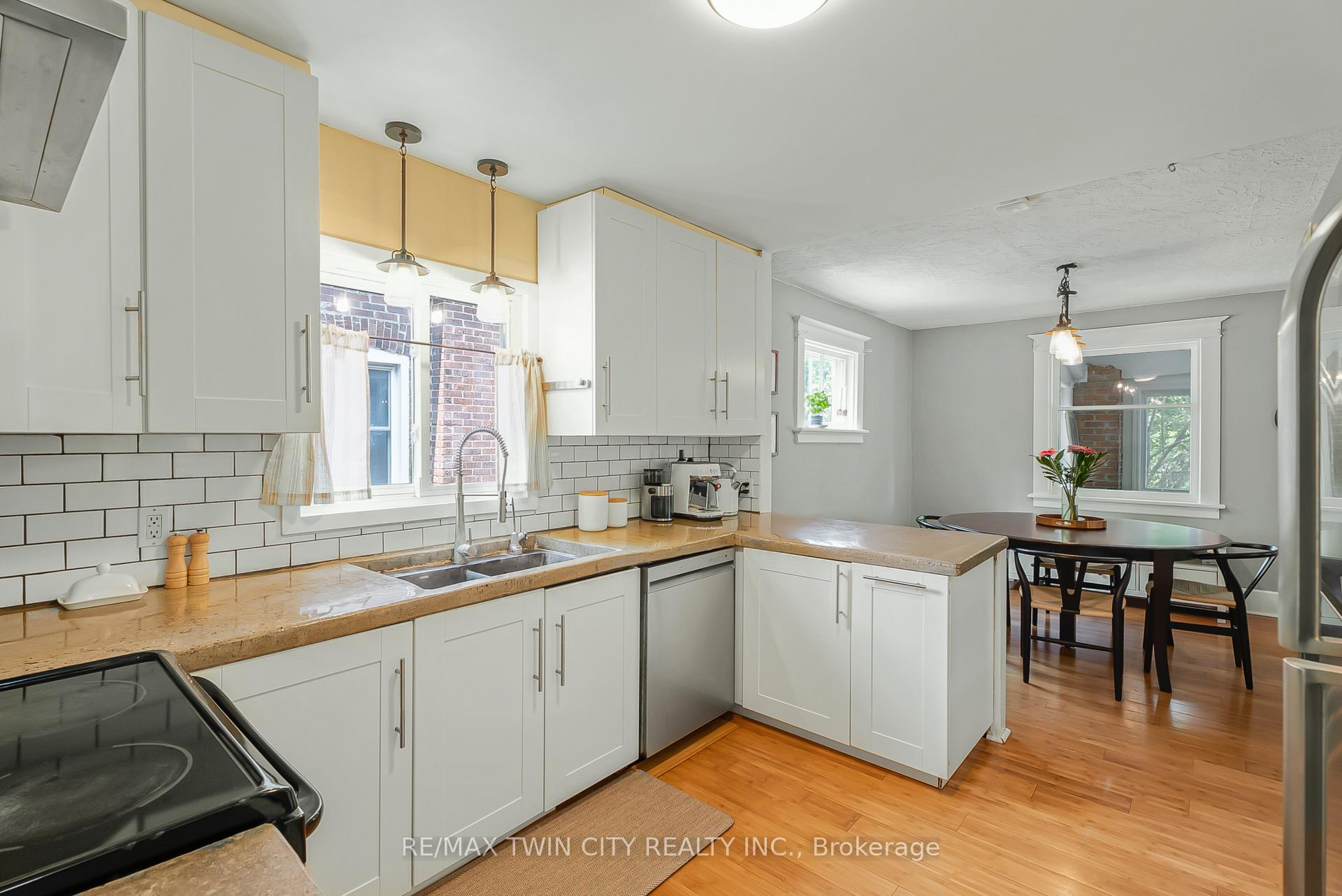 Photo 5 of 35 Moore Avenue N, Waterloo — HOMEH