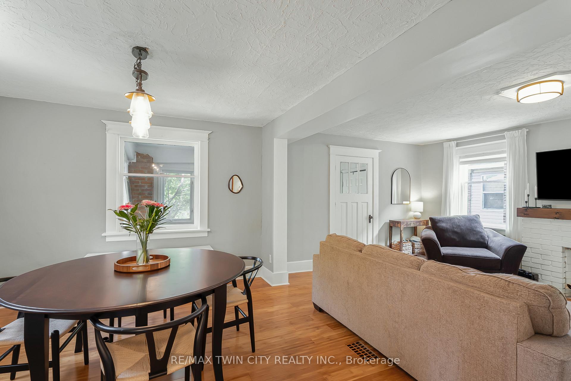 Photo 6 of 35 Moore Avenue N, Waterloo — HOMEH