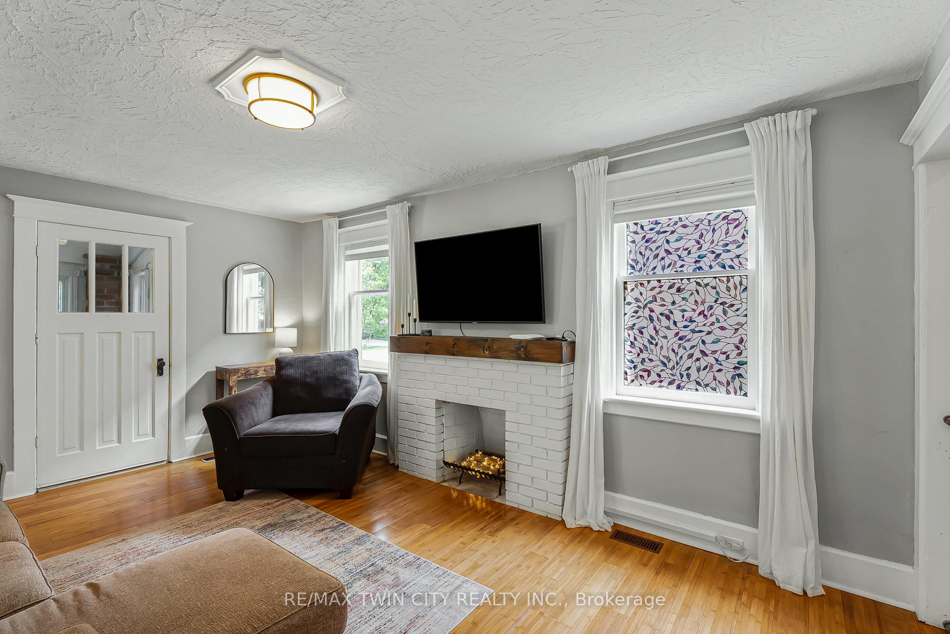 Photo 8 of 35 Moore Avenue N, Waterloo — HOMEH