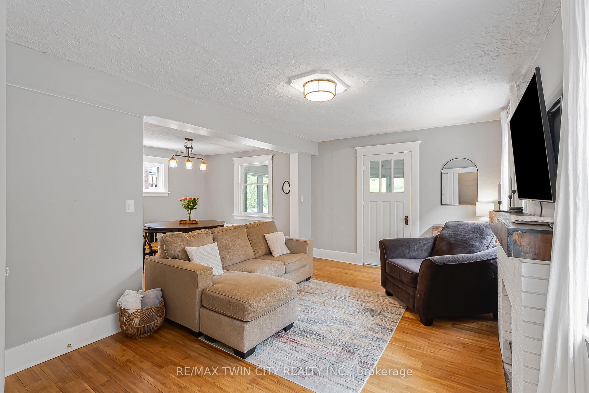 Photo 9 of 35 Moore Avenue N, Waterloo — HOMEH