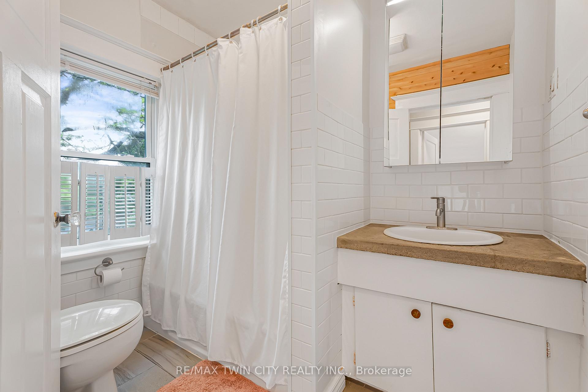 Photo 14 of 35 Moore Avenue N, Waterloo — HOMEH