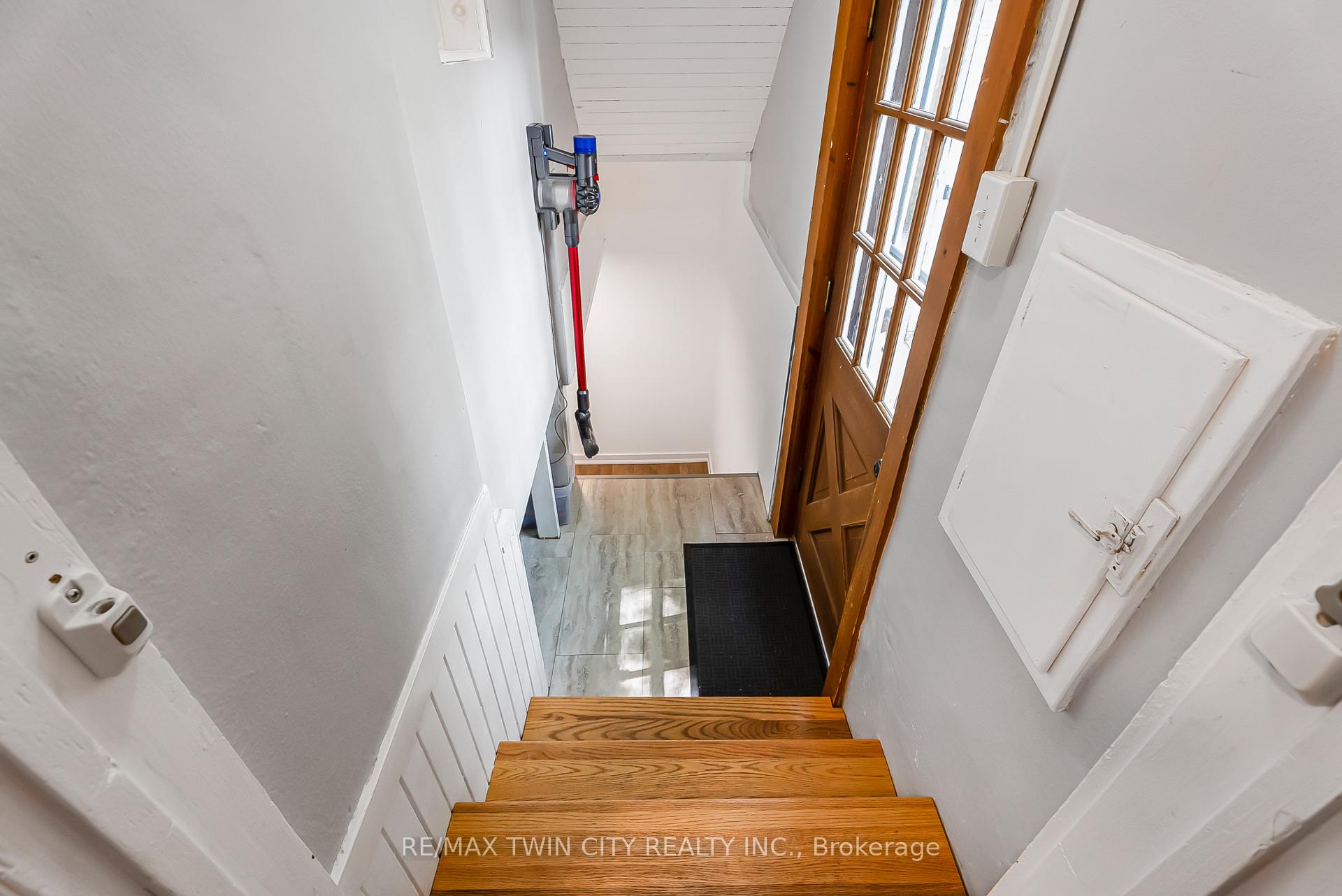 Photo 15 of 35 Moore Avenue N, Waterloo — HOMEH