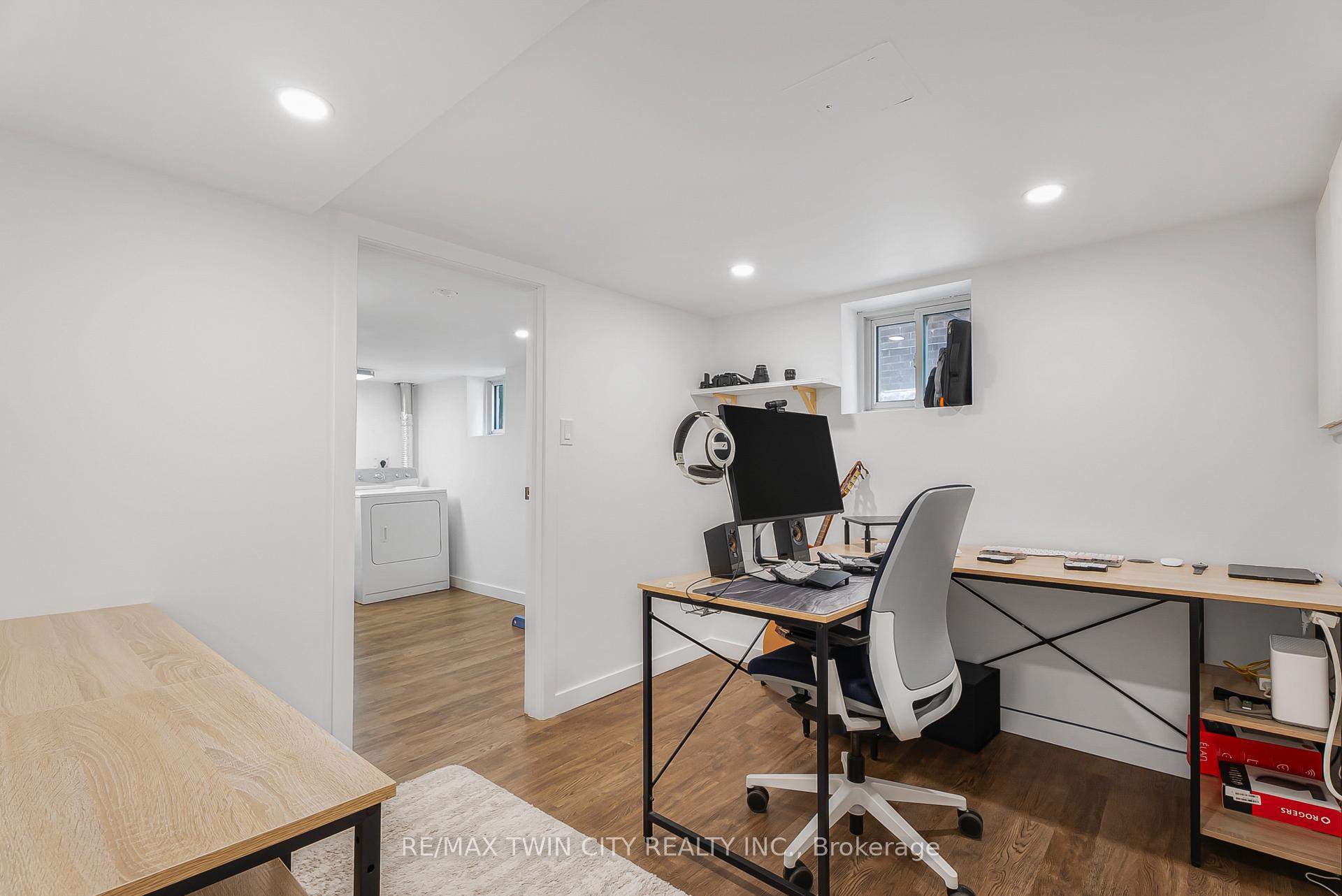 Photo 17 of 35 Moore Avenue N, Waterloo — HOMEH