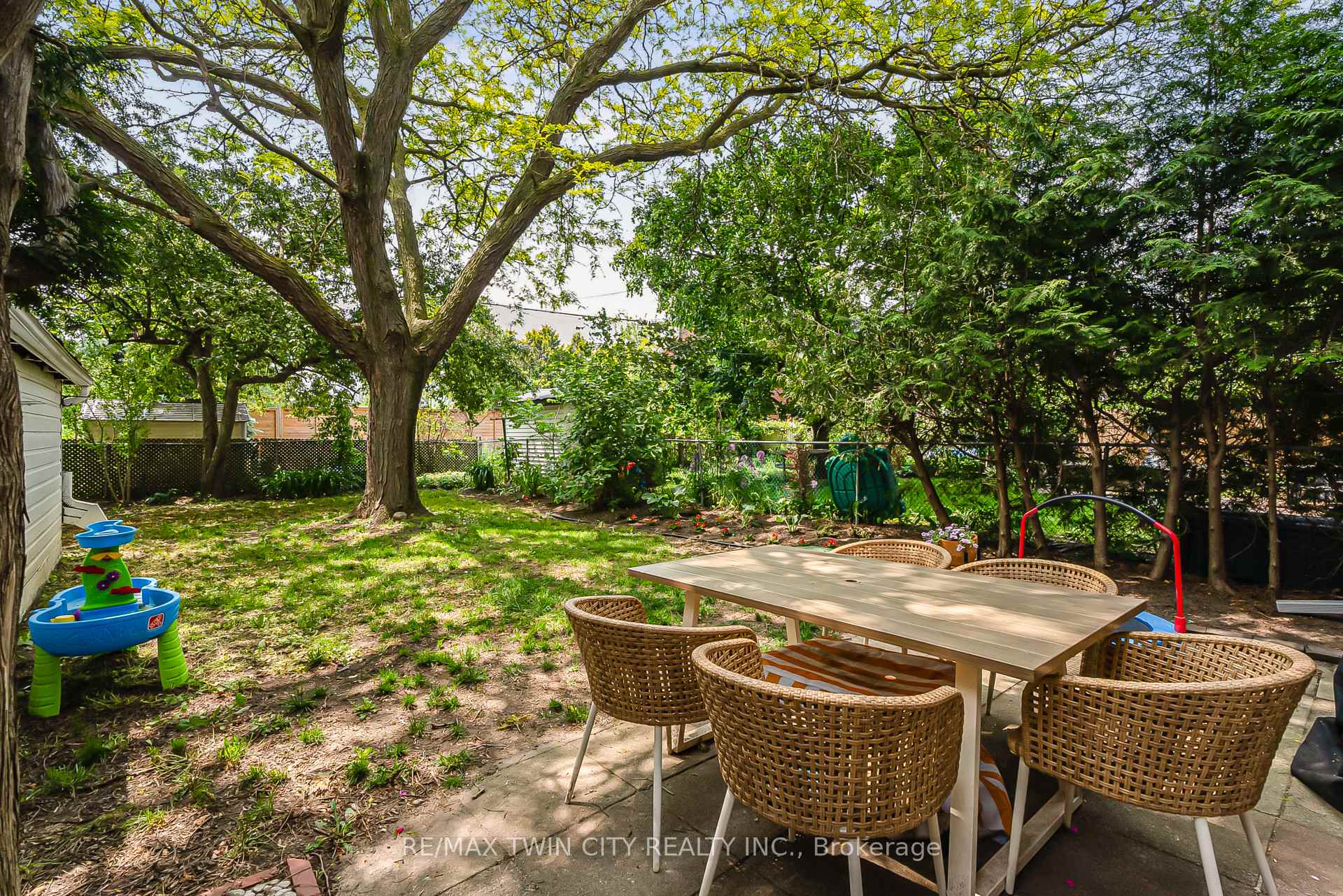Photo 18 of 35 Moore Avenue N, Waterloo — HOMEH