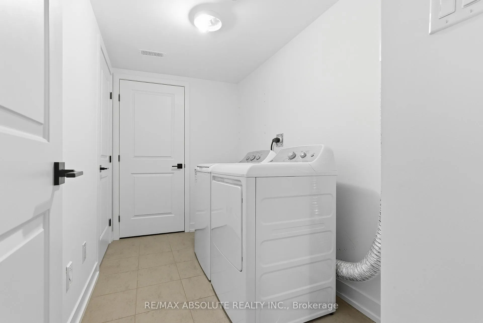 Photo 5 of 289 Anyolite Private, Ottawa, Barrhaven - Heritage Park — HOMEH