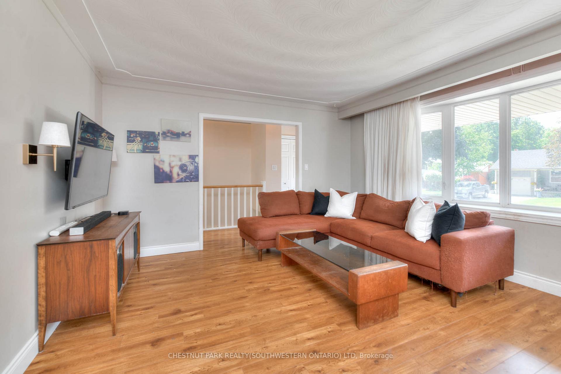 Photo 12 of 515 Twin Oaks Crescent, Waterloo — HOMEH