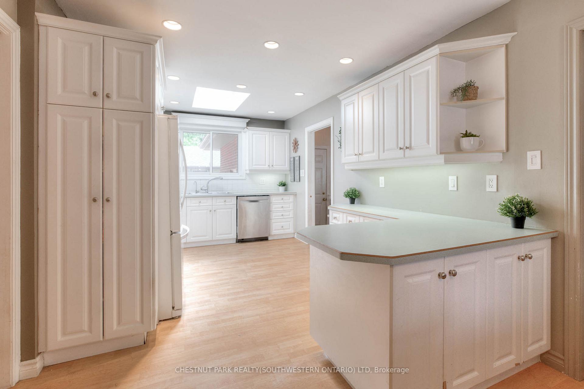 Photo 14 of 515 Twin Oaks Crescent, Waterloo — HOMEH