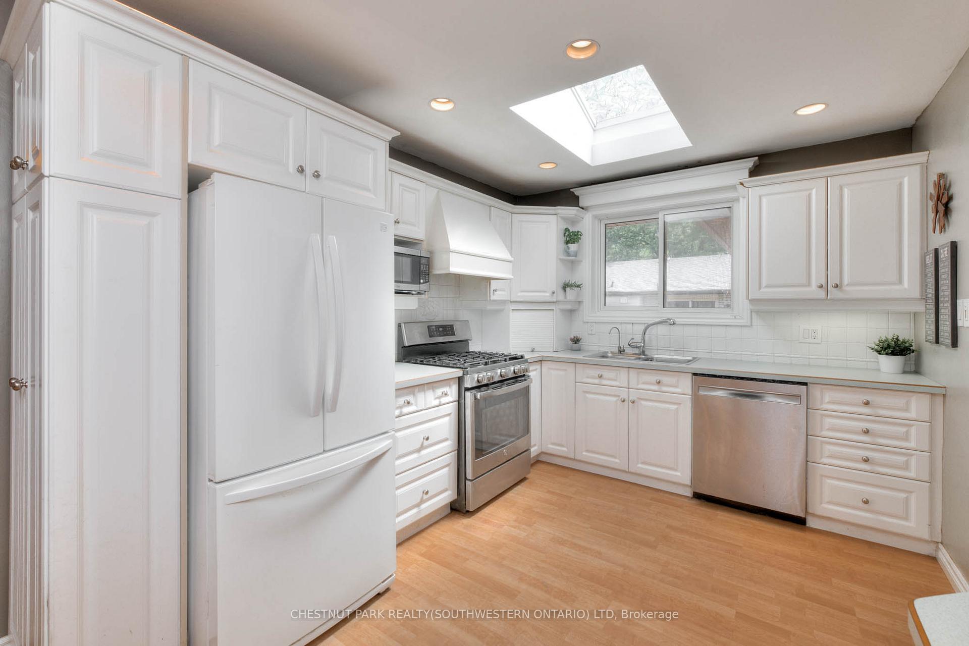 Photo 15 of 515 Twin Oaks Crescent, Waterloo — HOMEH
