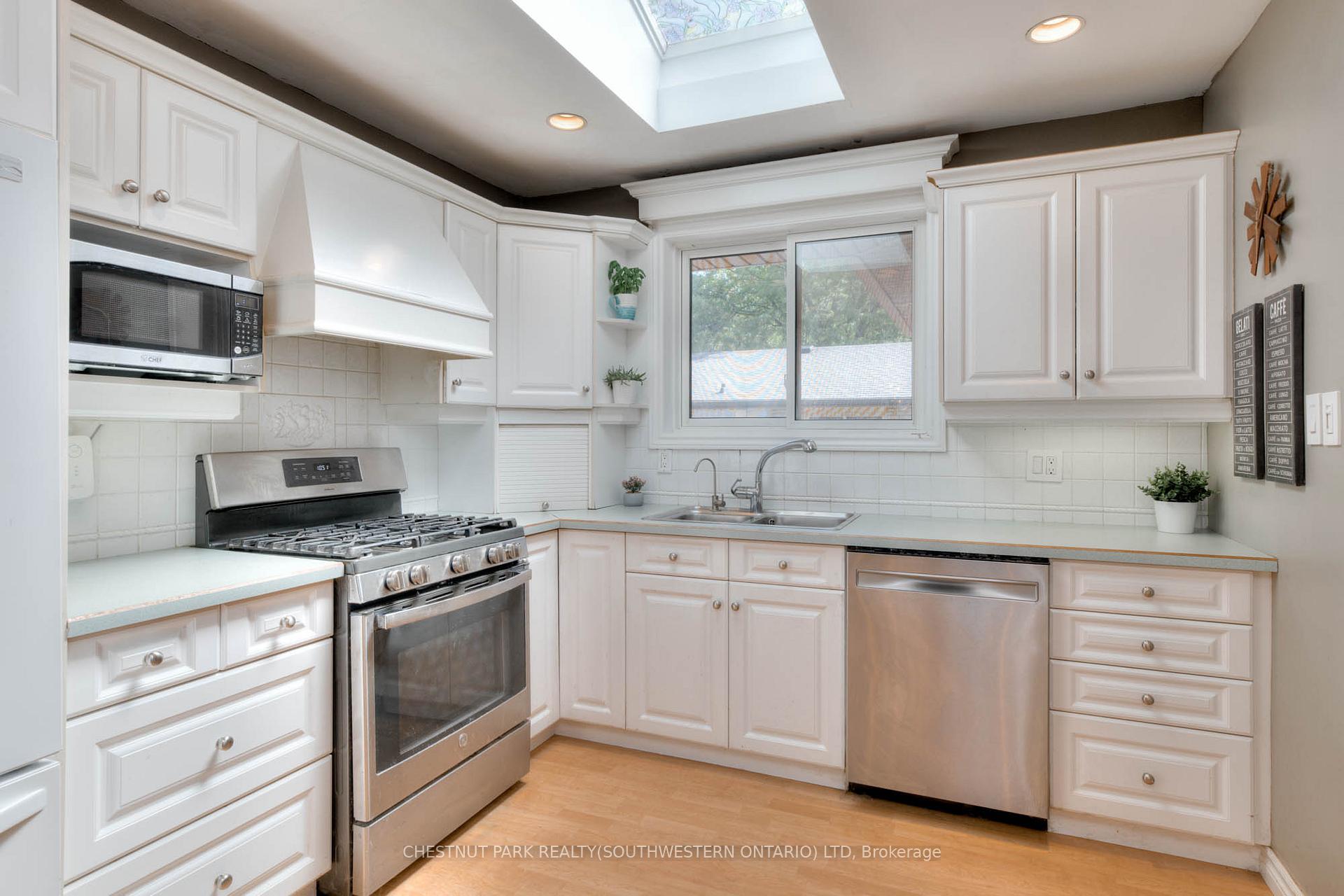 Photo 16 of 515 Twin Oaks Crescent, Waterloo — HOMEH
