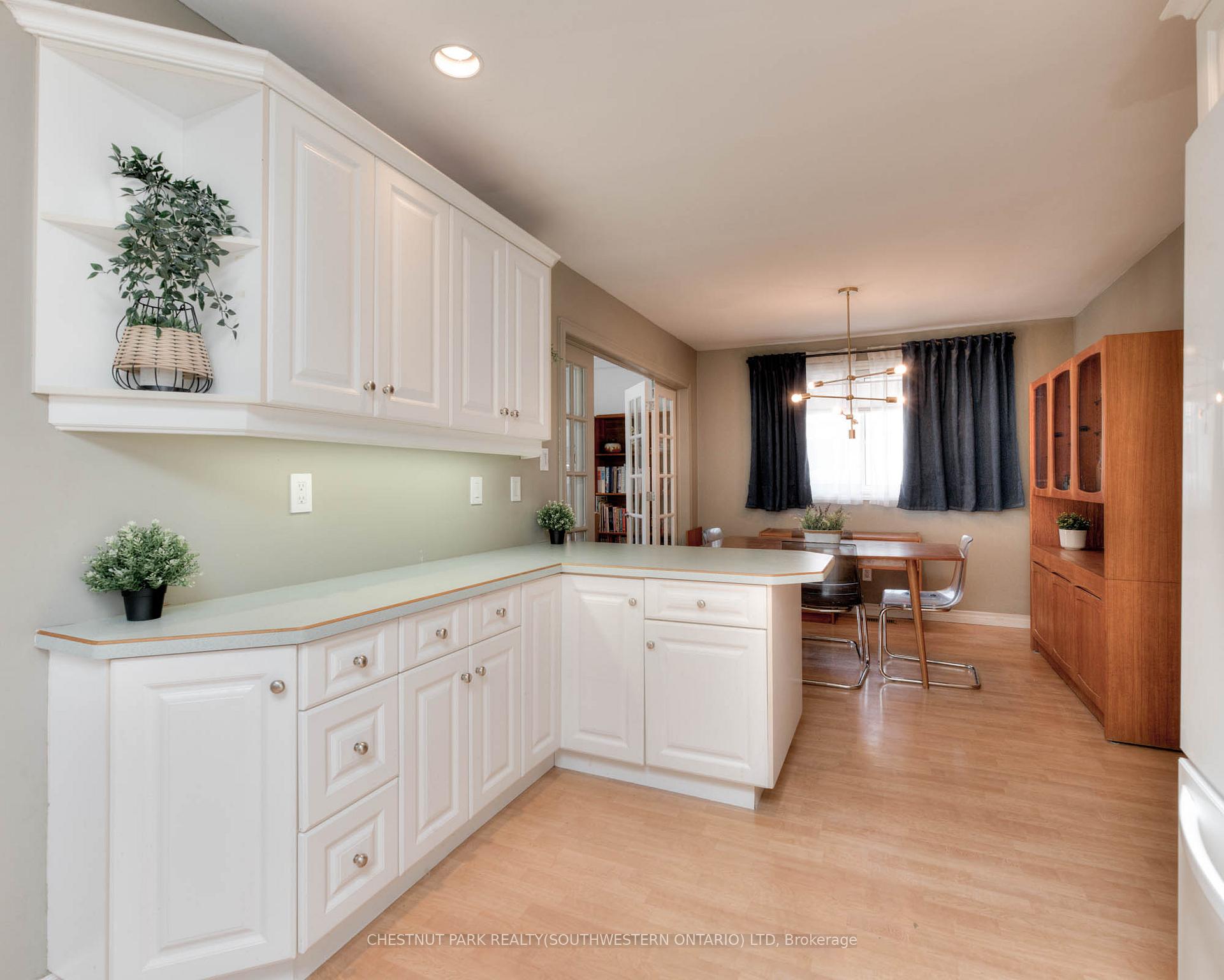 Photo 17 of 515 Twin Oaks Crescent, Waterloo — HOMEH