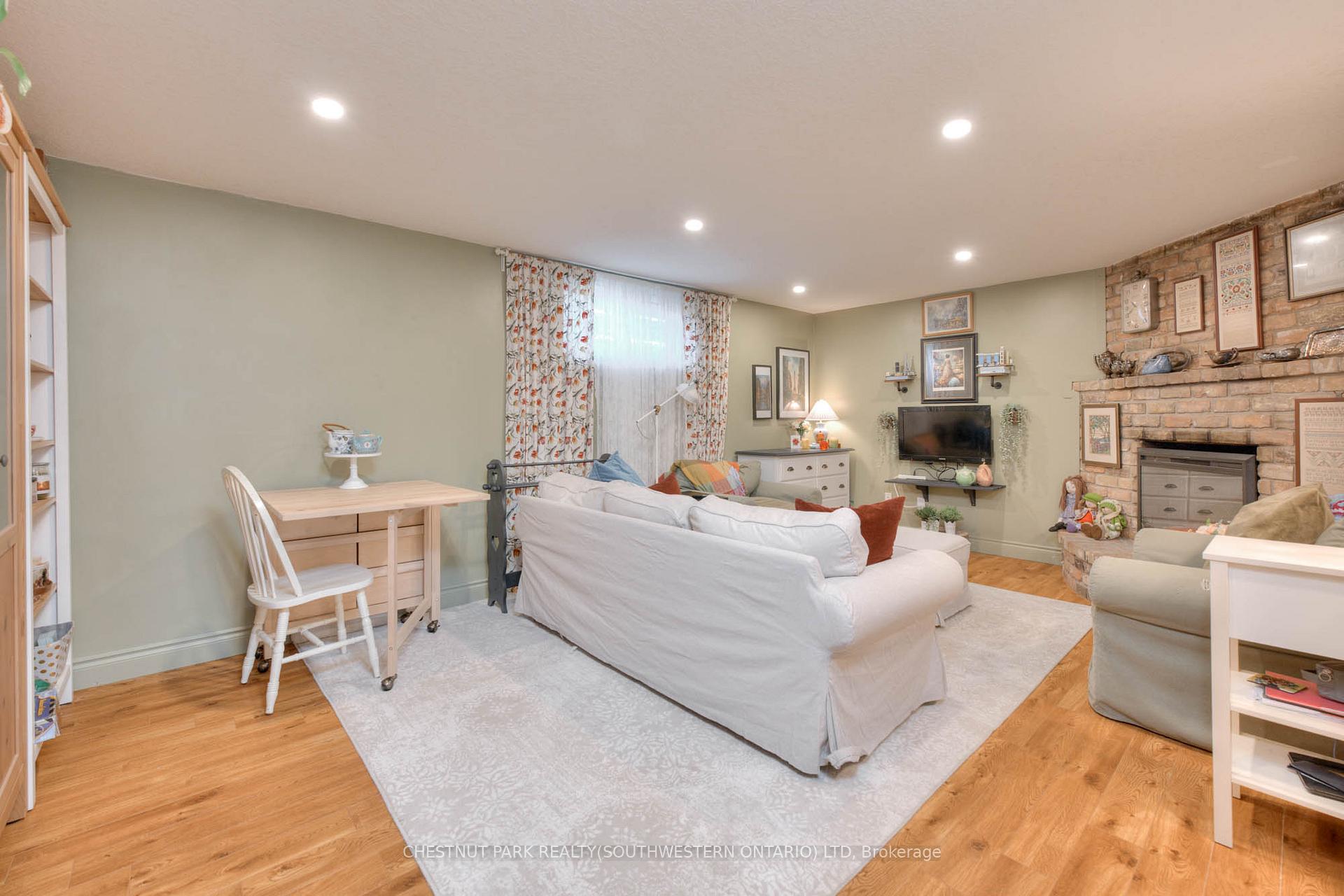 Photo 38 of 515 Twin Oaks Crescent, Waterloo — HOMEH