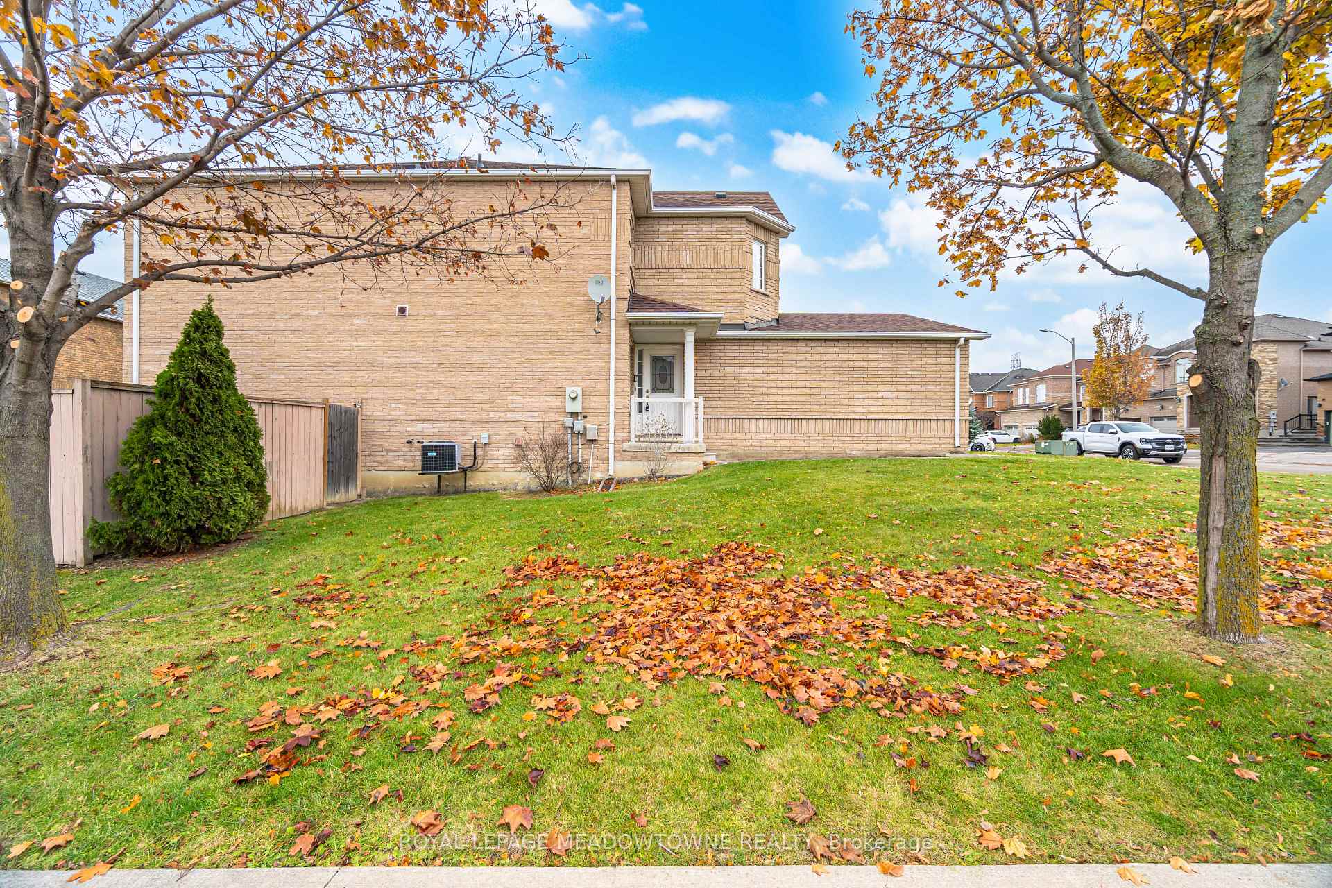 Photo 3 of 28 Condotti Drive, Vaughan, West Woodbridge — HOMEH