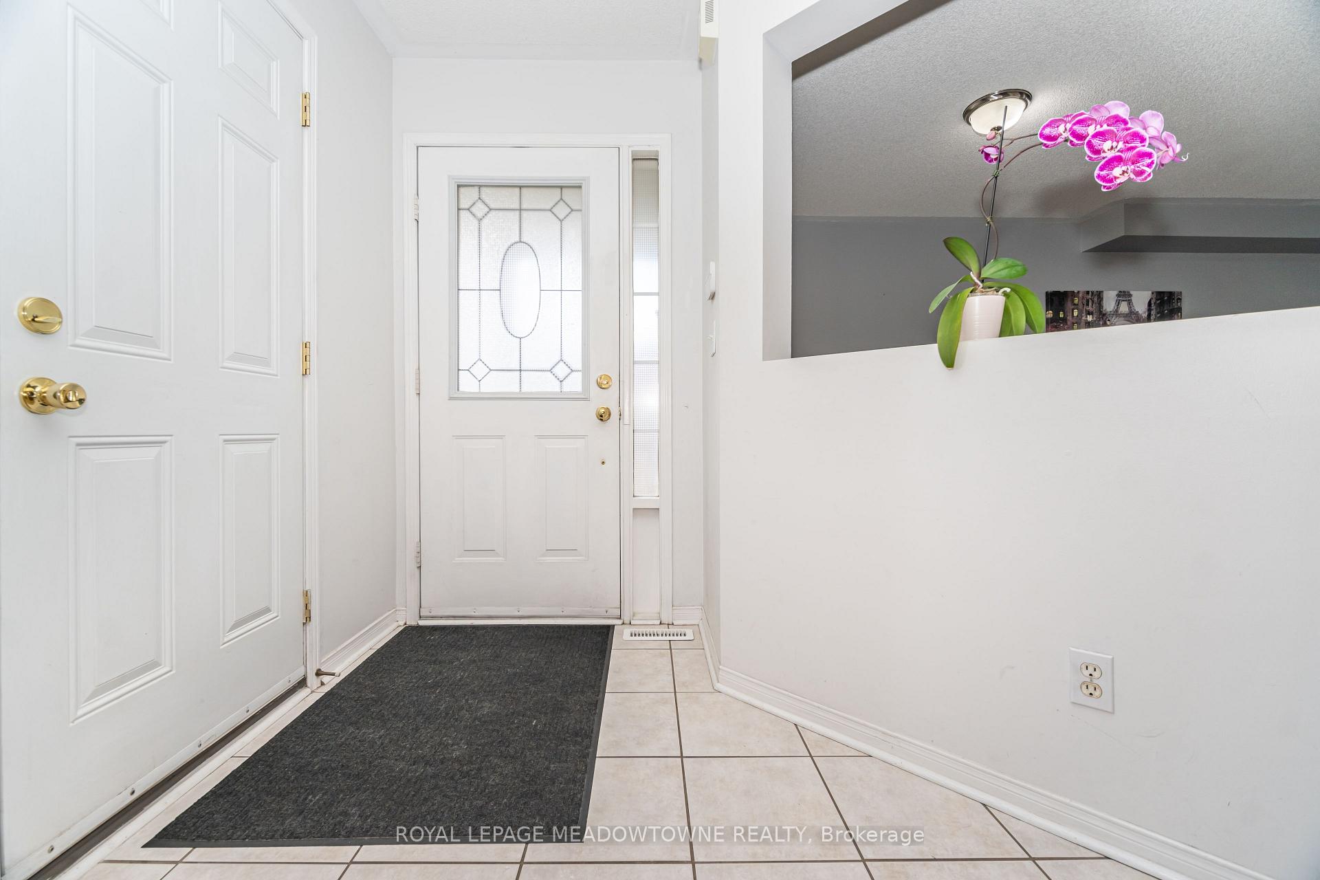 Photo 6 of 28 Condotti Drive, Vaughan, West Woodbridge — HOMEH