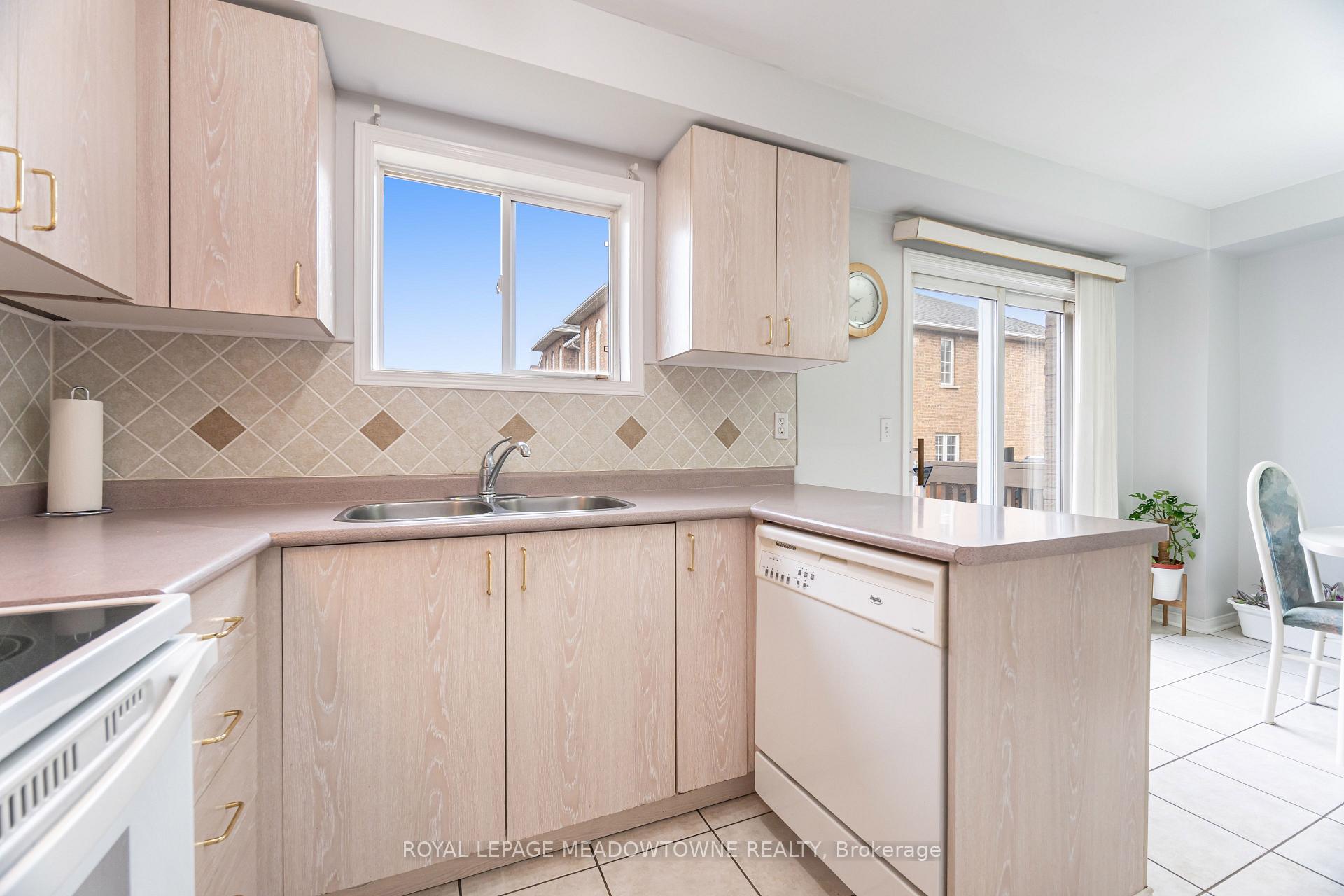 Photo 19 of 28 Condotti Drive, Vaughan, West Woodbridge — HOMEH