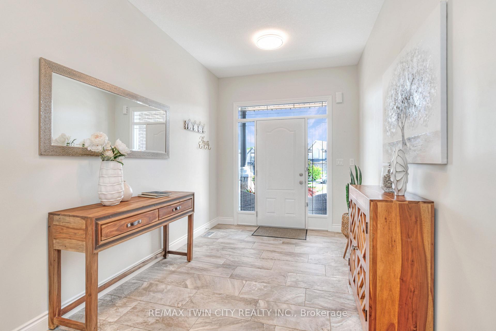 Photo 5 of 451 Twinleaf Street, Waterloo — HOMEH