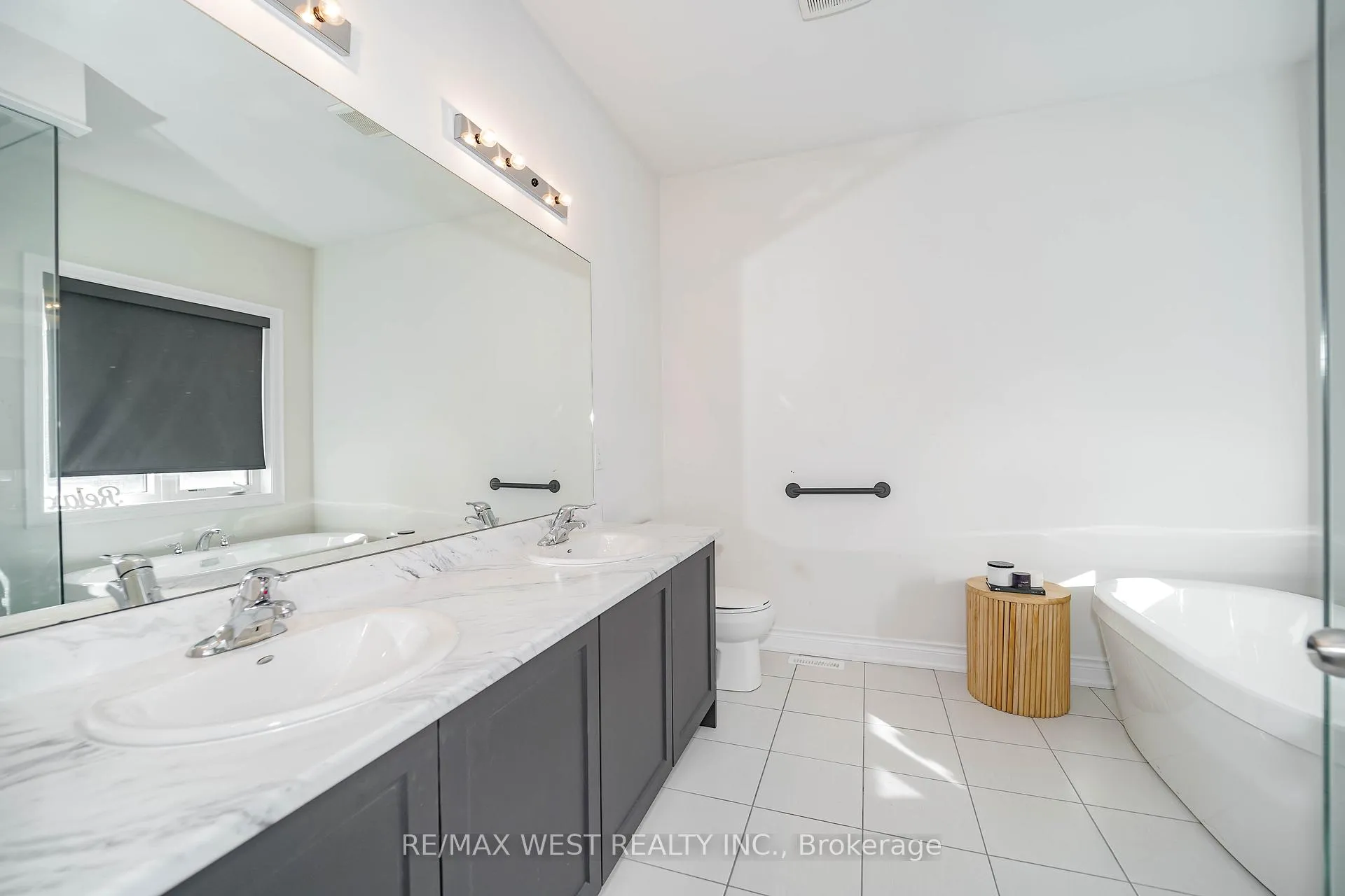 Photo 9 of 61 Bellefond Street, Vaughan, Kleinburg — HOMEH