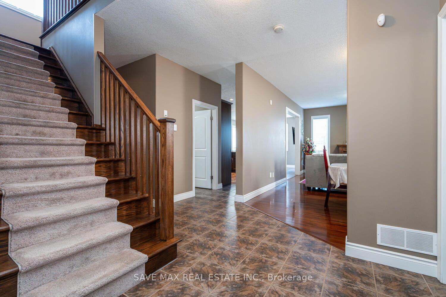 Photo 3 of 315 Thornhill Place, Waterloo — HOMEH