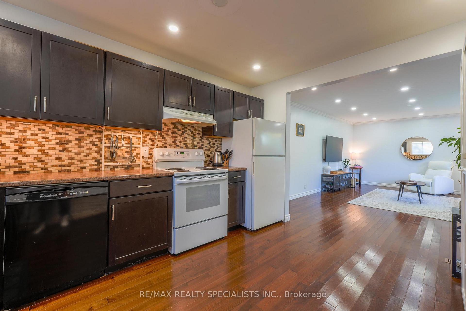 Photo 8 of 18 Corbett Crescent, Aurora, Aurora Highlands — HOMEH