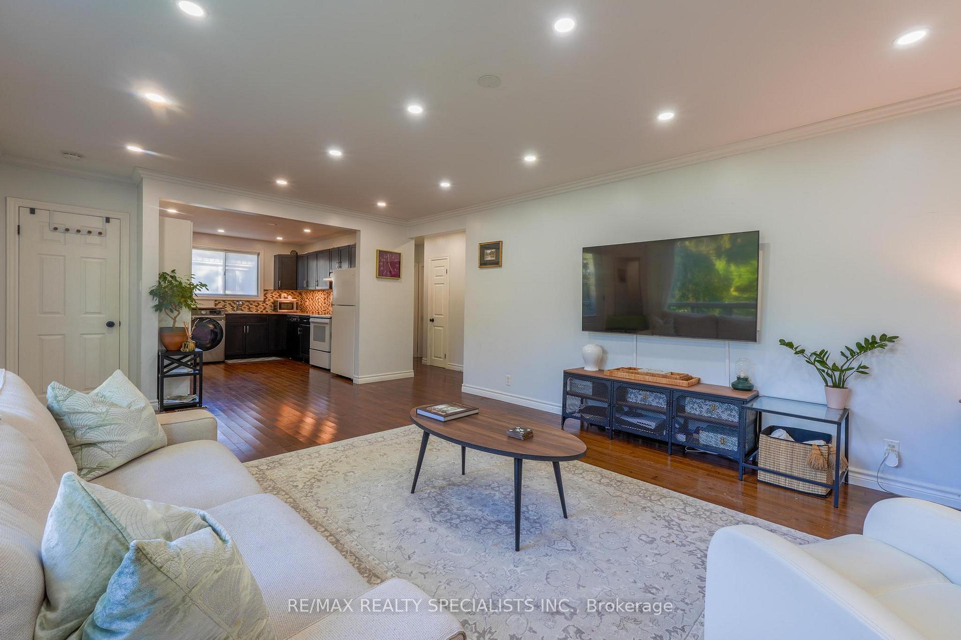 Photo 10 of 18 Corbett Crescent, Aurora, Aurora Highlands — HOMEH