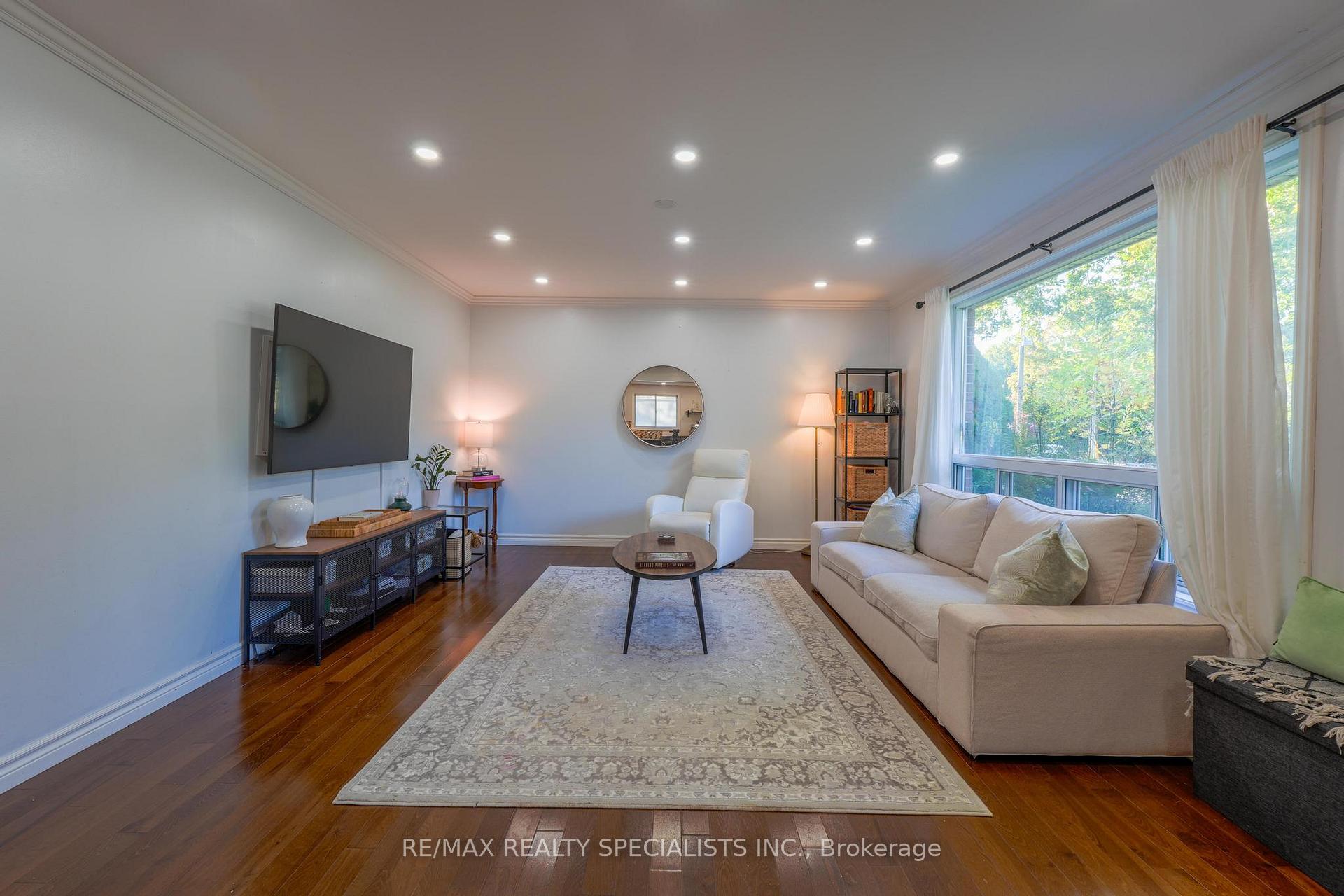 Photo 11 of 18 Corbett Crescent, Aurora, Aurora Highlands — HOMEH