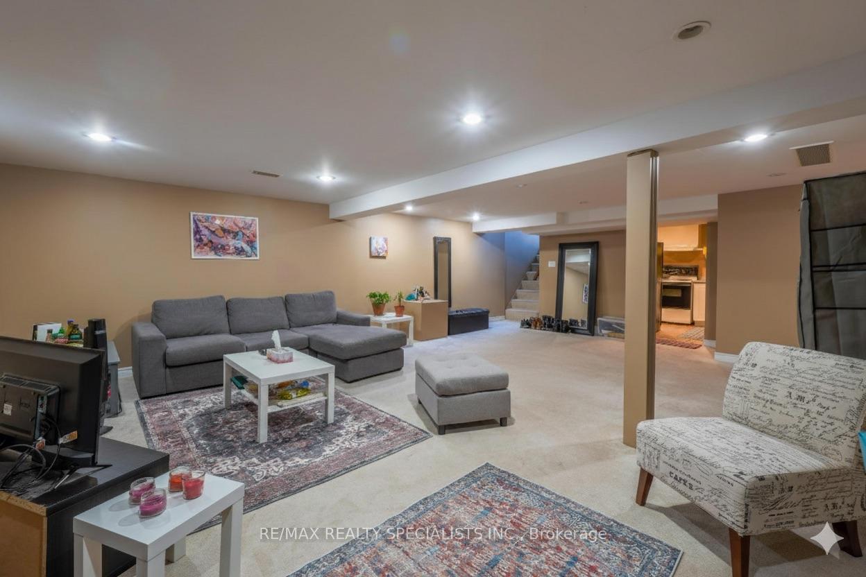 Photo 13 of 18 Corbett Crescent, Aurora, Aurora Highlands — HOMEH