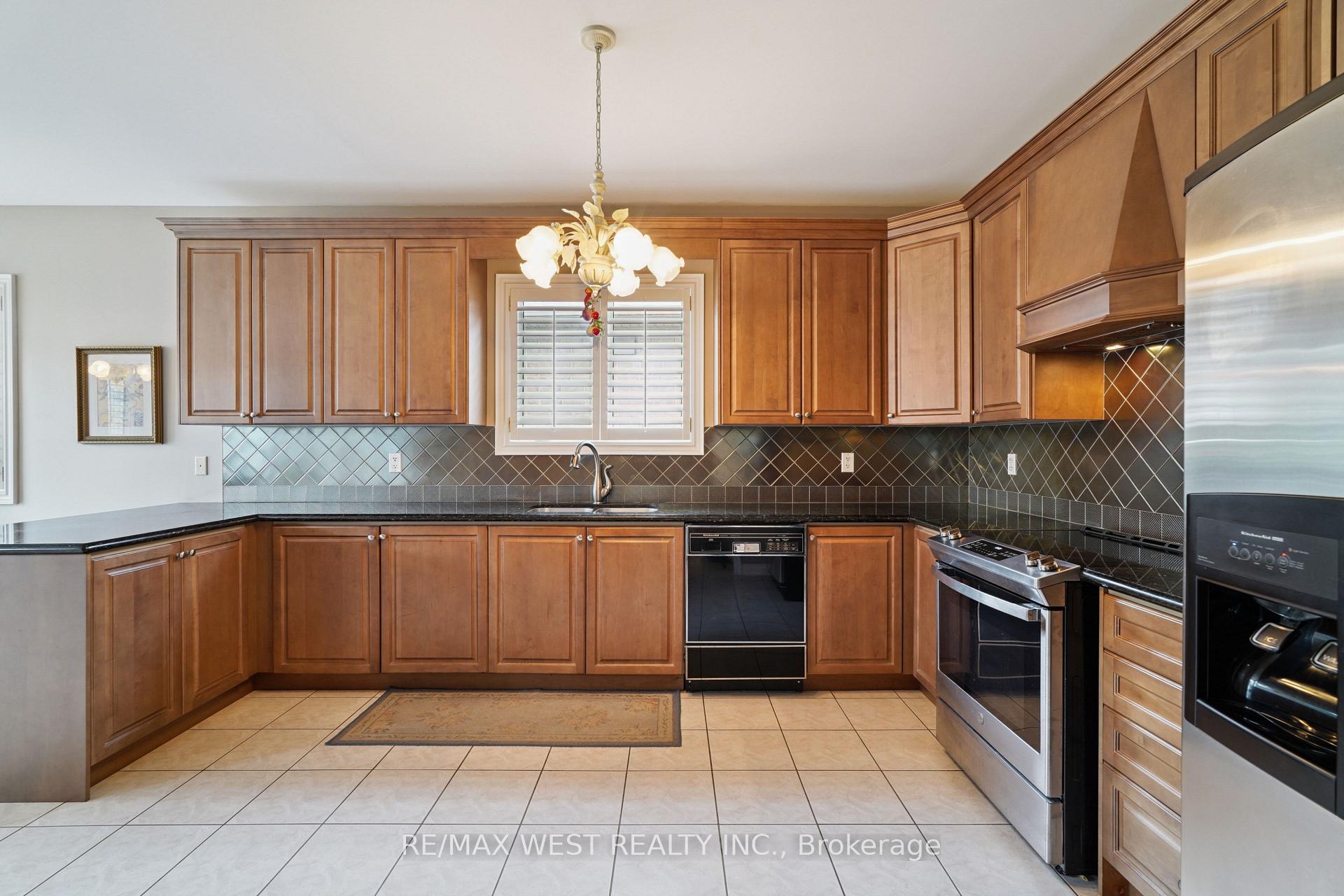 Photo 4 of 133 Cupola Crescent, Vaughan, Vellore Village — HOMEH
