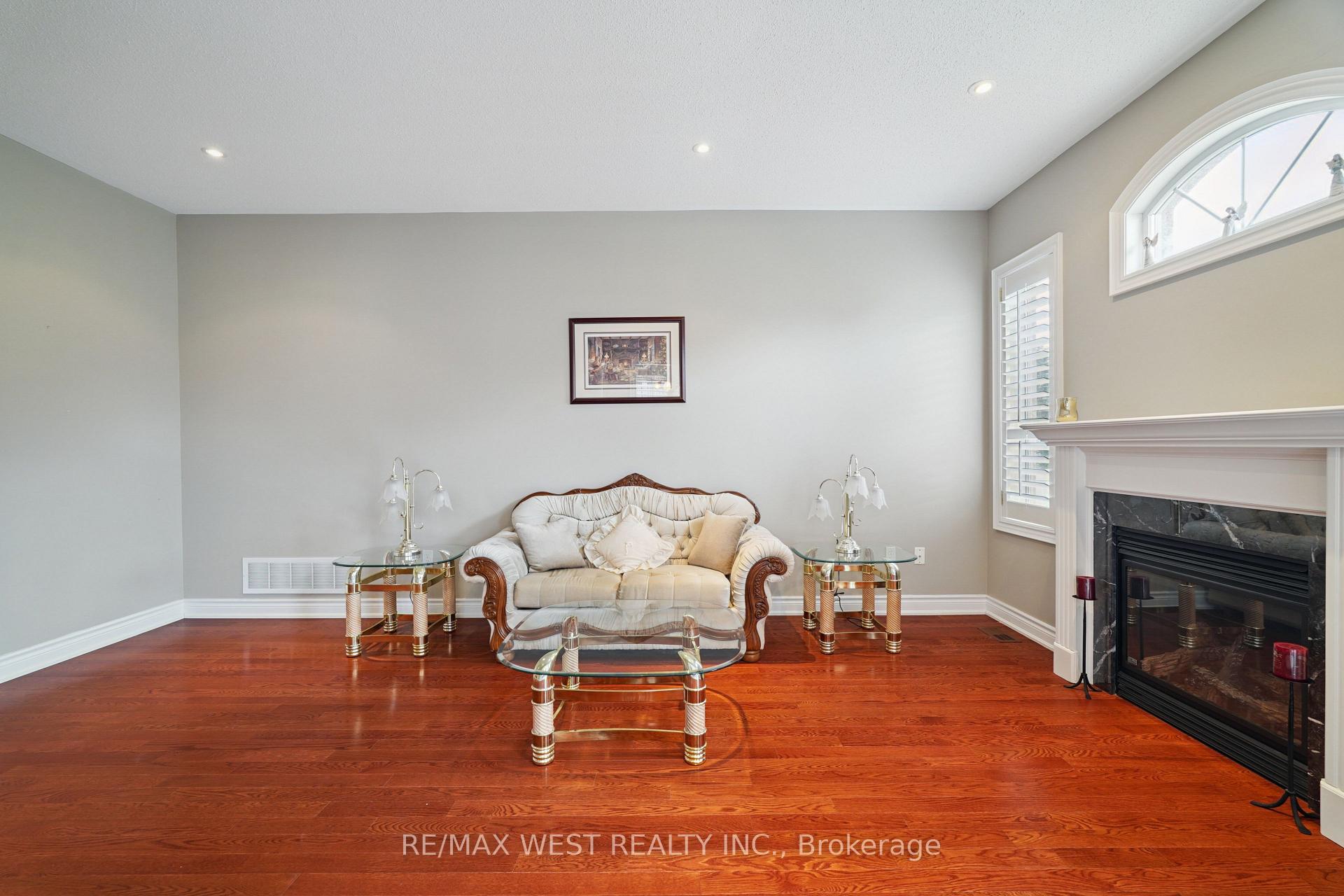 Photo 6 of 133 Cupola Crescent, Vaughan, Vellore Village — HOMEH