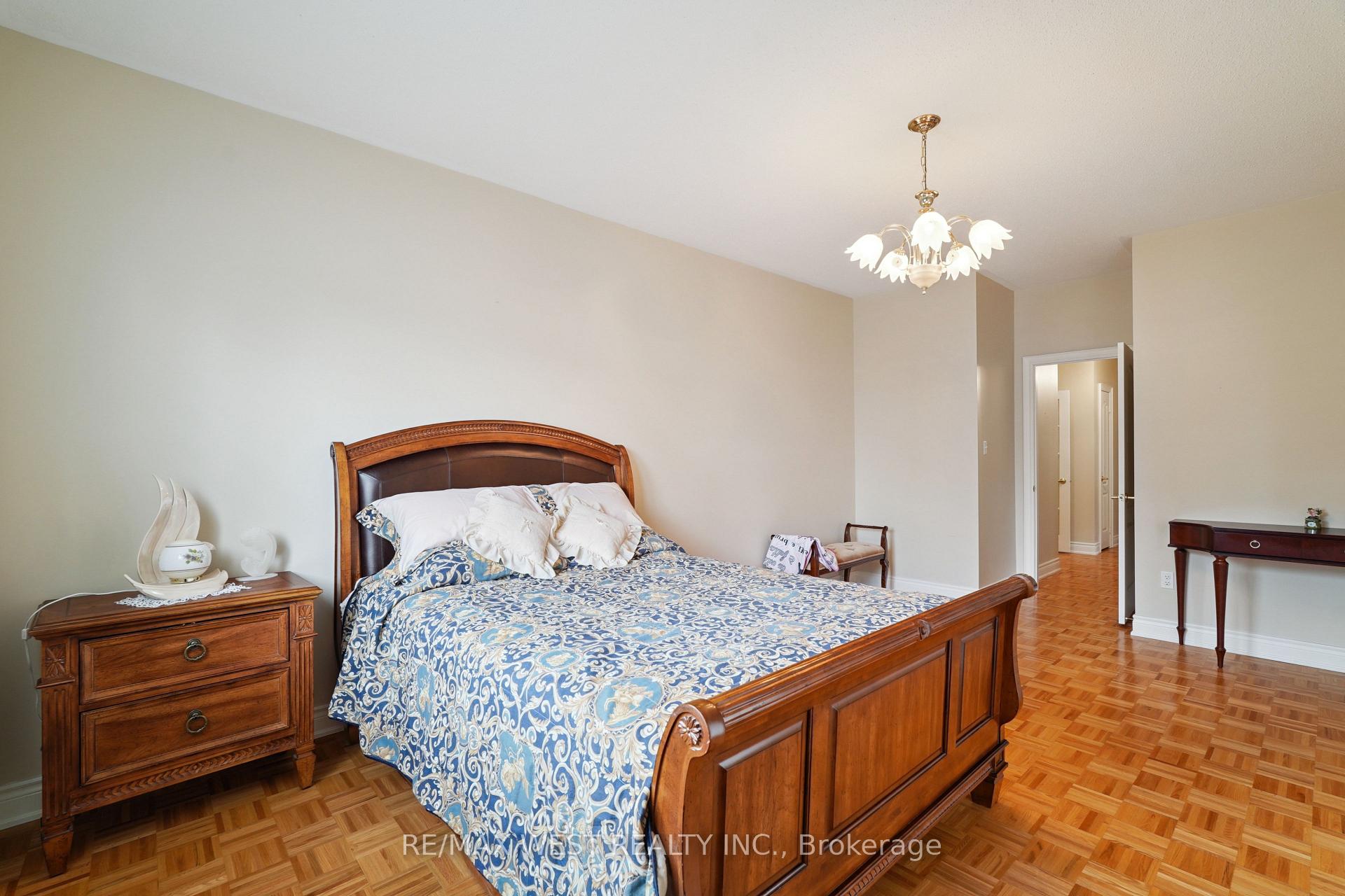 Photo 7 of 133 Cupola Crescent, Vaughan, Vellore Village — HOMEH