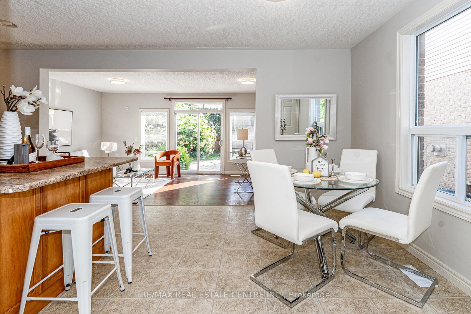 Photo 5 of 499 Dansbury Drive, Waterloo, Lexington — HOMEH