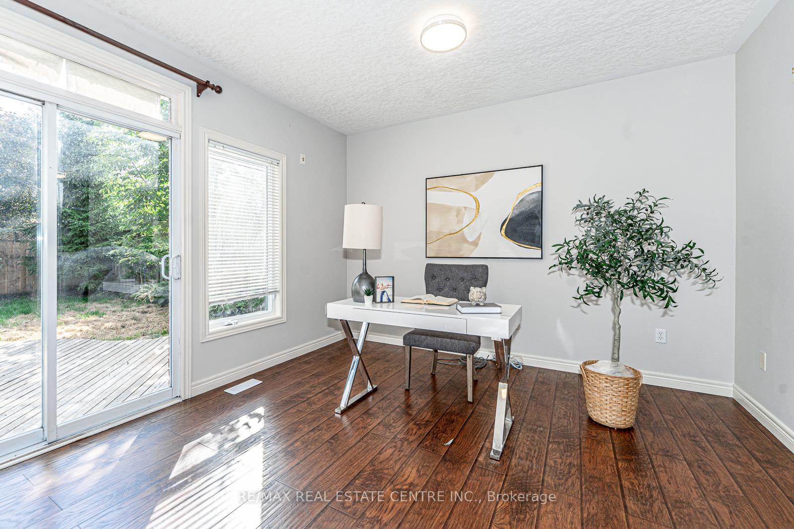 Photo 10 of 499 Dansbury Drive, Waterloo, Lexington — HOMEH
