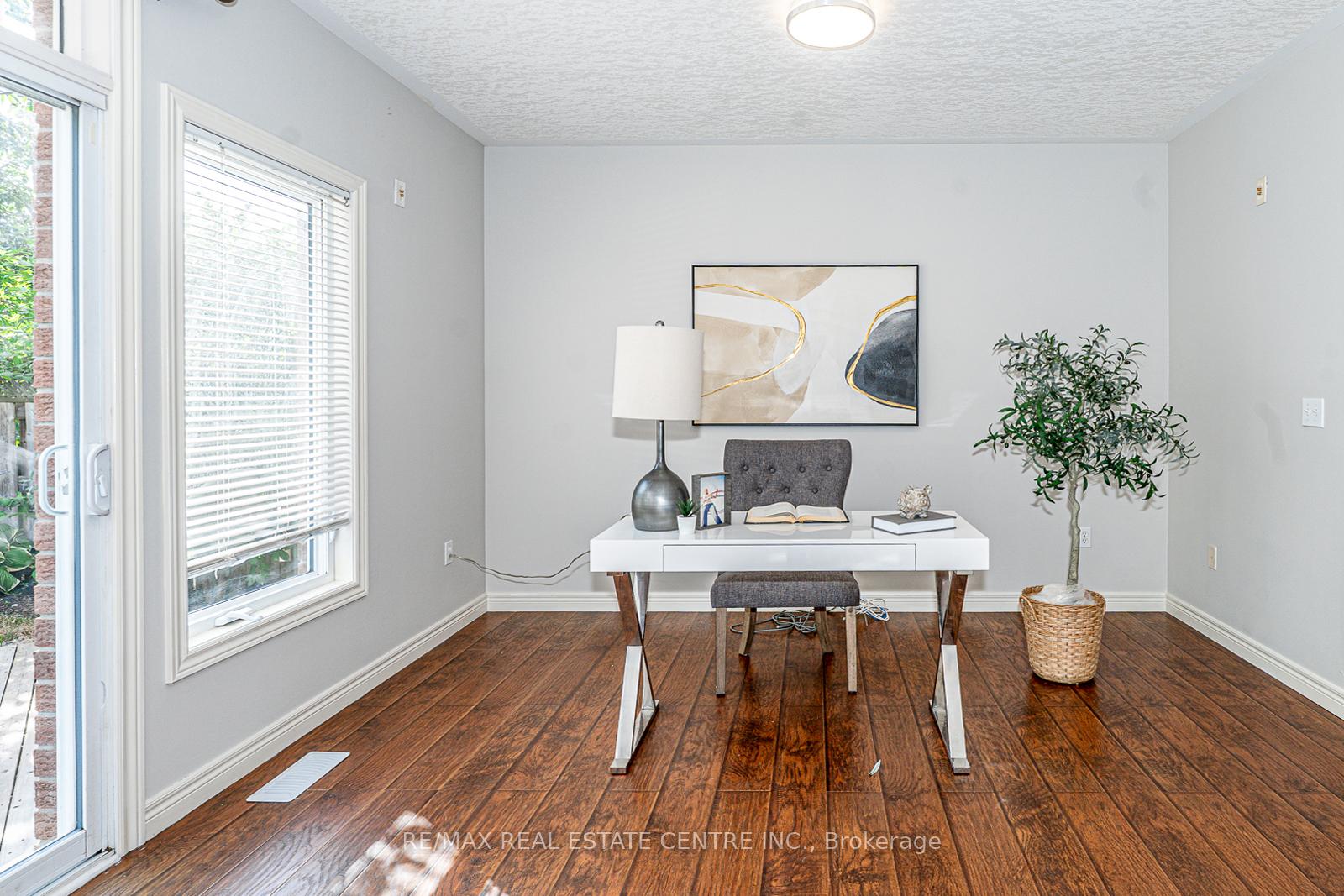 Photo 11 of 499 Dansbury Drive, Waterloo, Lexington — HOMEH
