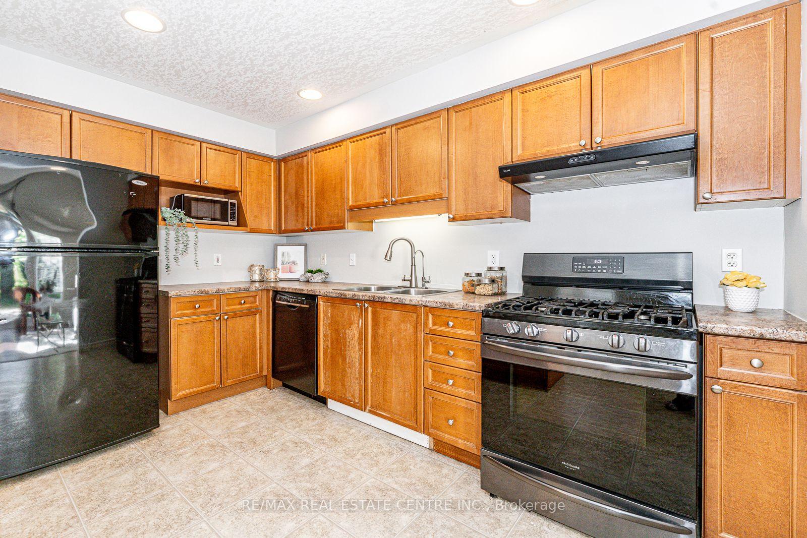 Photo 14 of 499 Dansbury Drive, Waterloo, Lexington — HOMEH