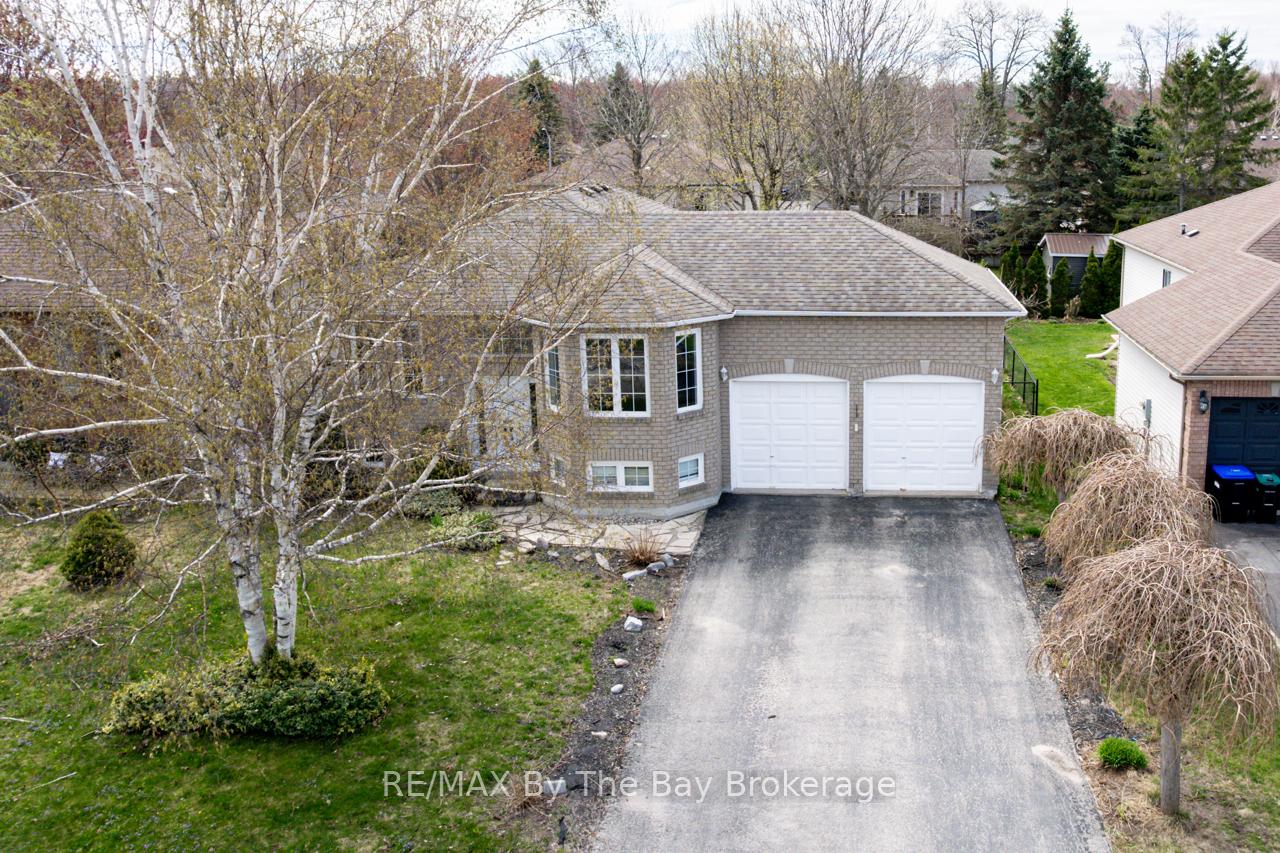 Photo 2 of 12 Acorn Crescent, Wasaga Beach — HOMEH