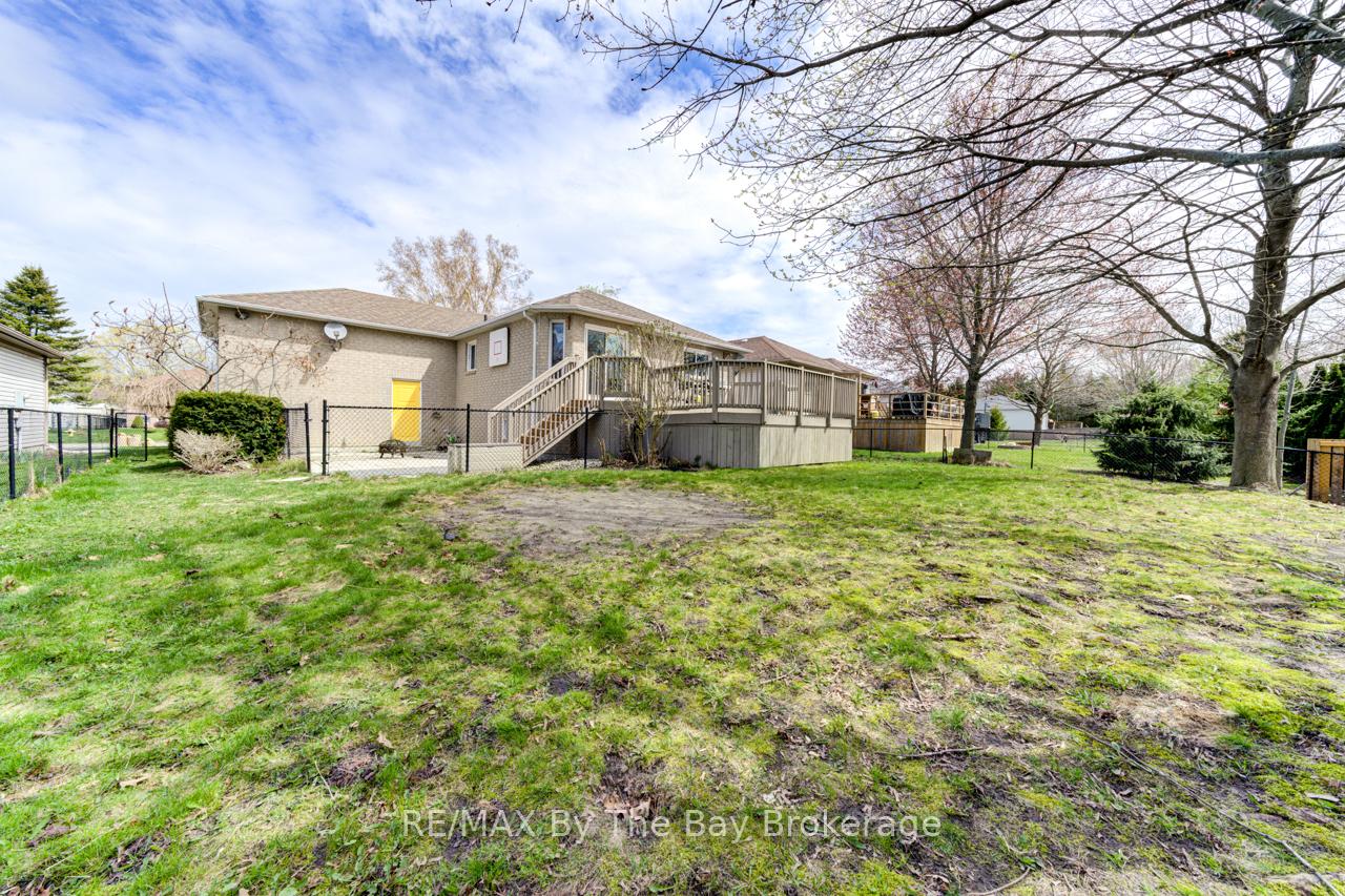 Photo 3 of 12 Acorn Crescent, Wasaga Beach — HOMEH
