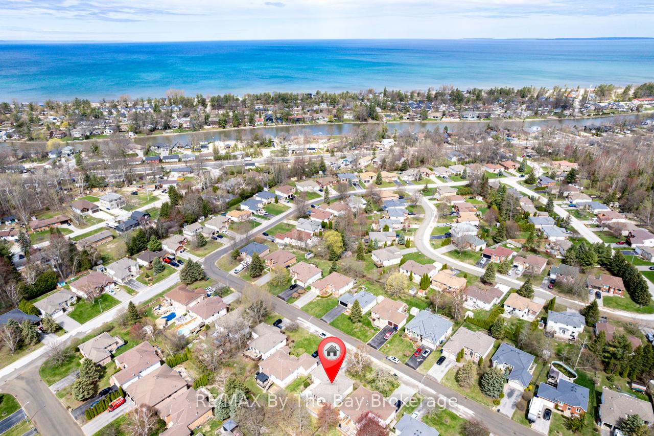 Photo 4 of 12 Acorn Crescent, Wasaga Beach — HOMEH