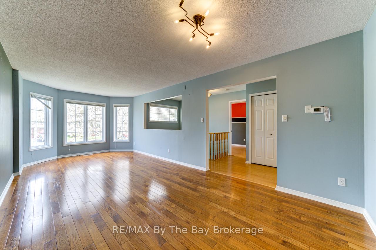 Photo 9 of 12 Acorn Crescent, Wasaga Beach — HOMEH