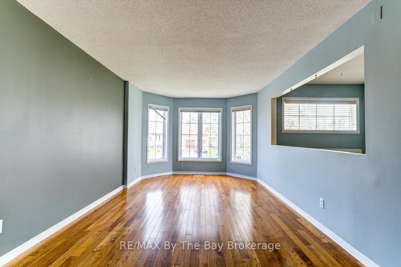 Photo 10 of 12 Acorn Crescent, Wasaga Beach — HOMEH