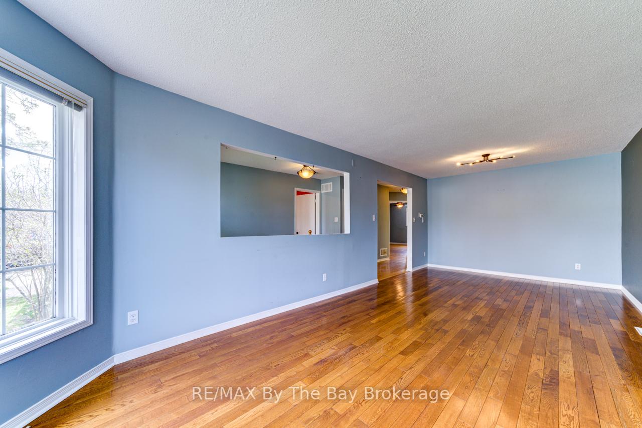 Photo 11 of 12 Acorn Crescent, Wasaga Beach — HOMEH
