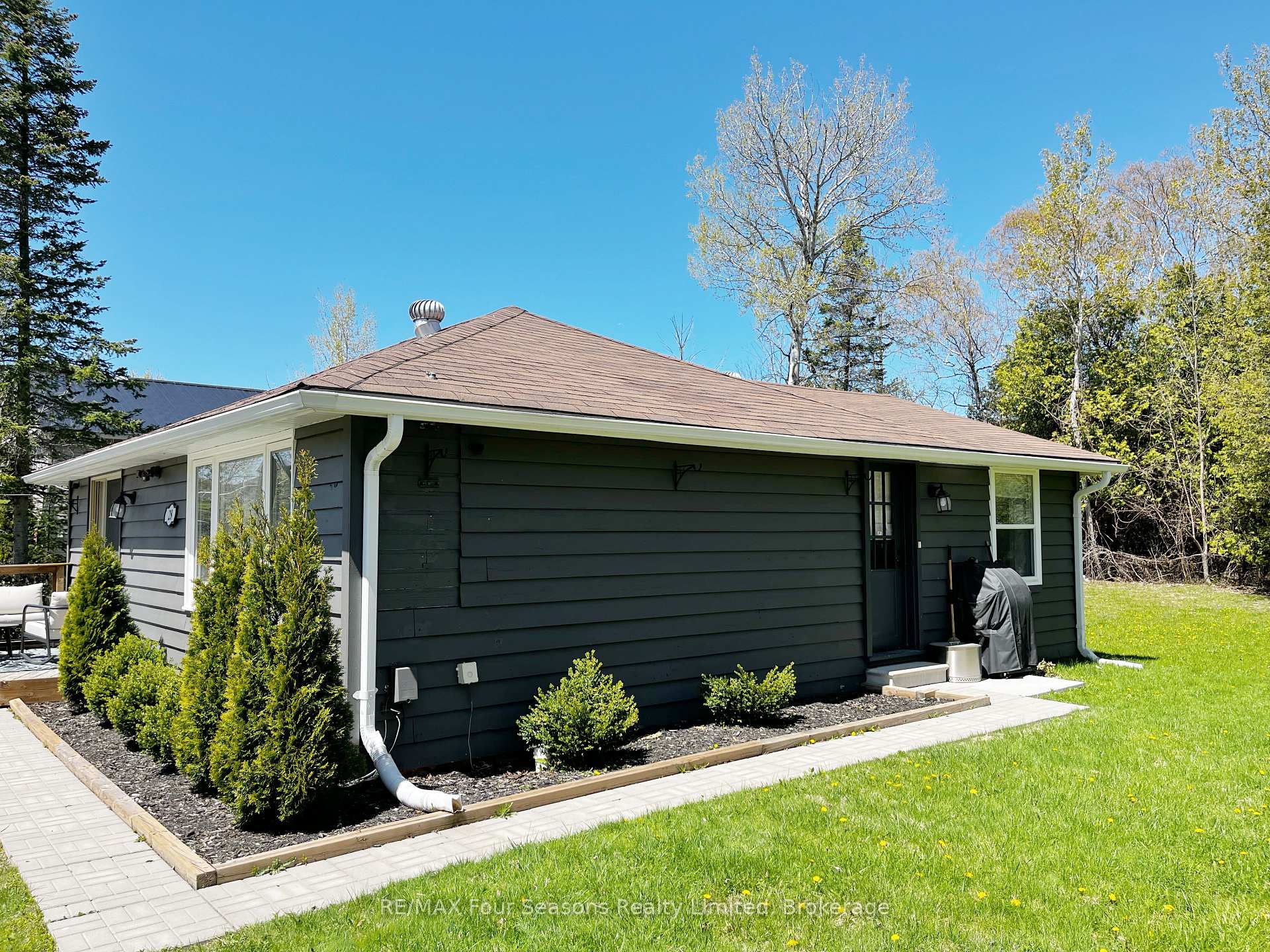 Photo 2 of 28 Betty Boulevard, Wasaga Beach — HOMEH