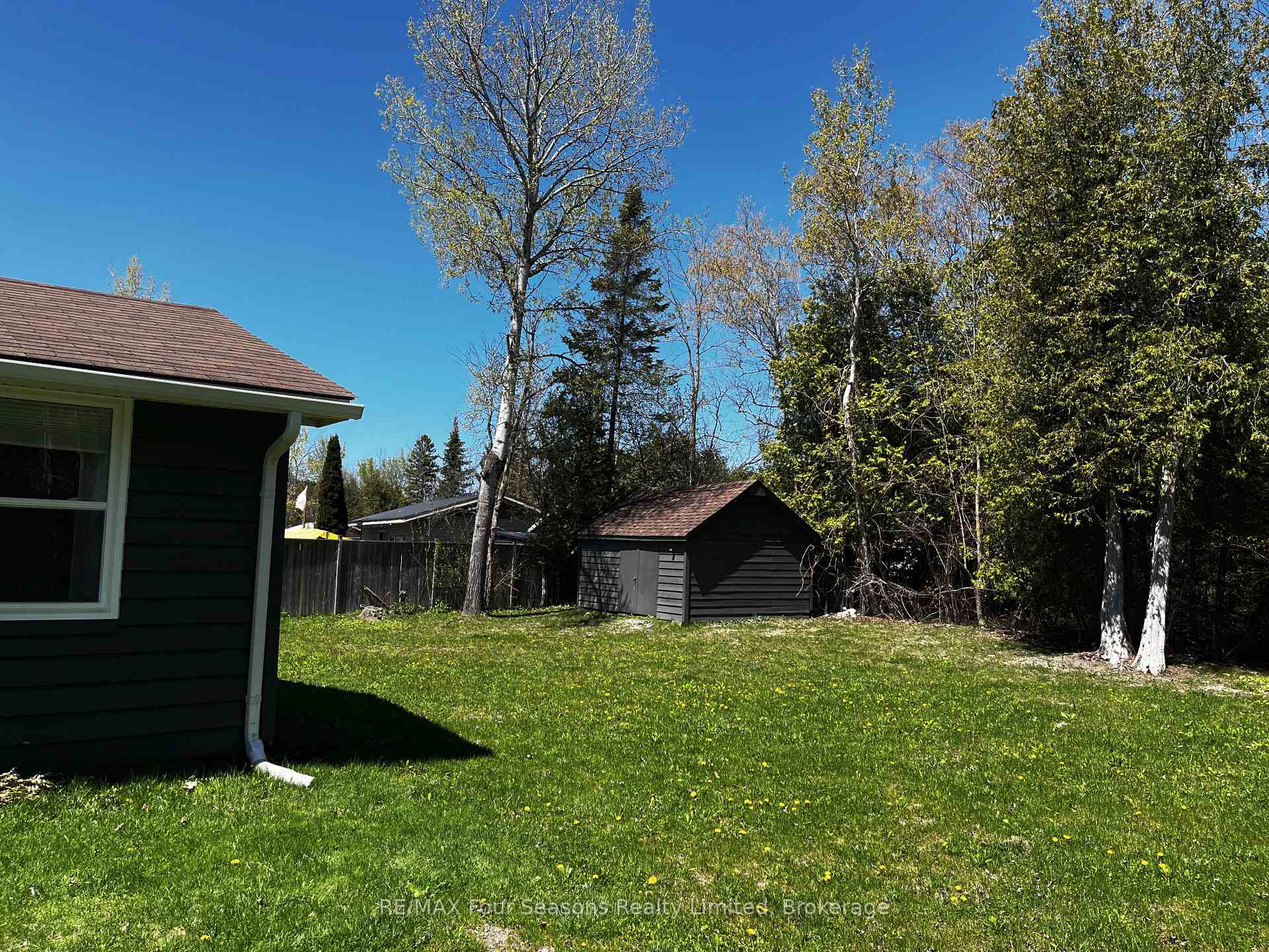 Photo 4 of 28 Betty Boulevard, Wasaga Beach — HOMEH